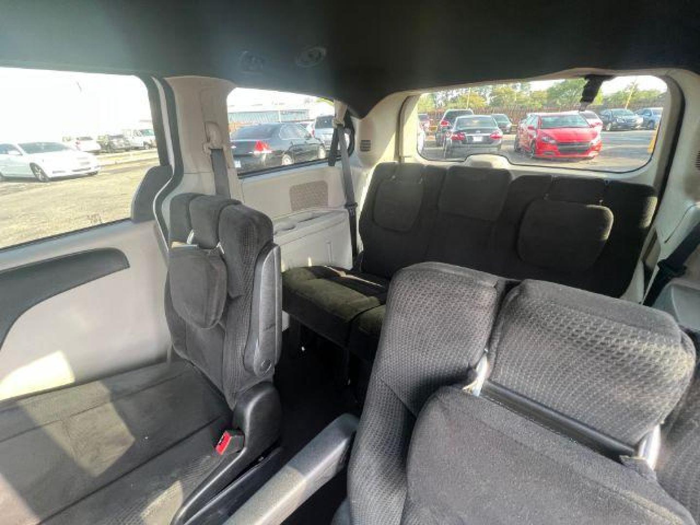 2016 WHITE Dodge Grand Caravan SE (2C4RDGBGXGR) with an 3.6L V6 DOHC 24V engine, 6-Speed Automatic transmission, located at 2715 W Pioneer Pkwy, Arlington, TX, 76013, (817) 265-9009, 32.710262, -97.153236 - Photo#10