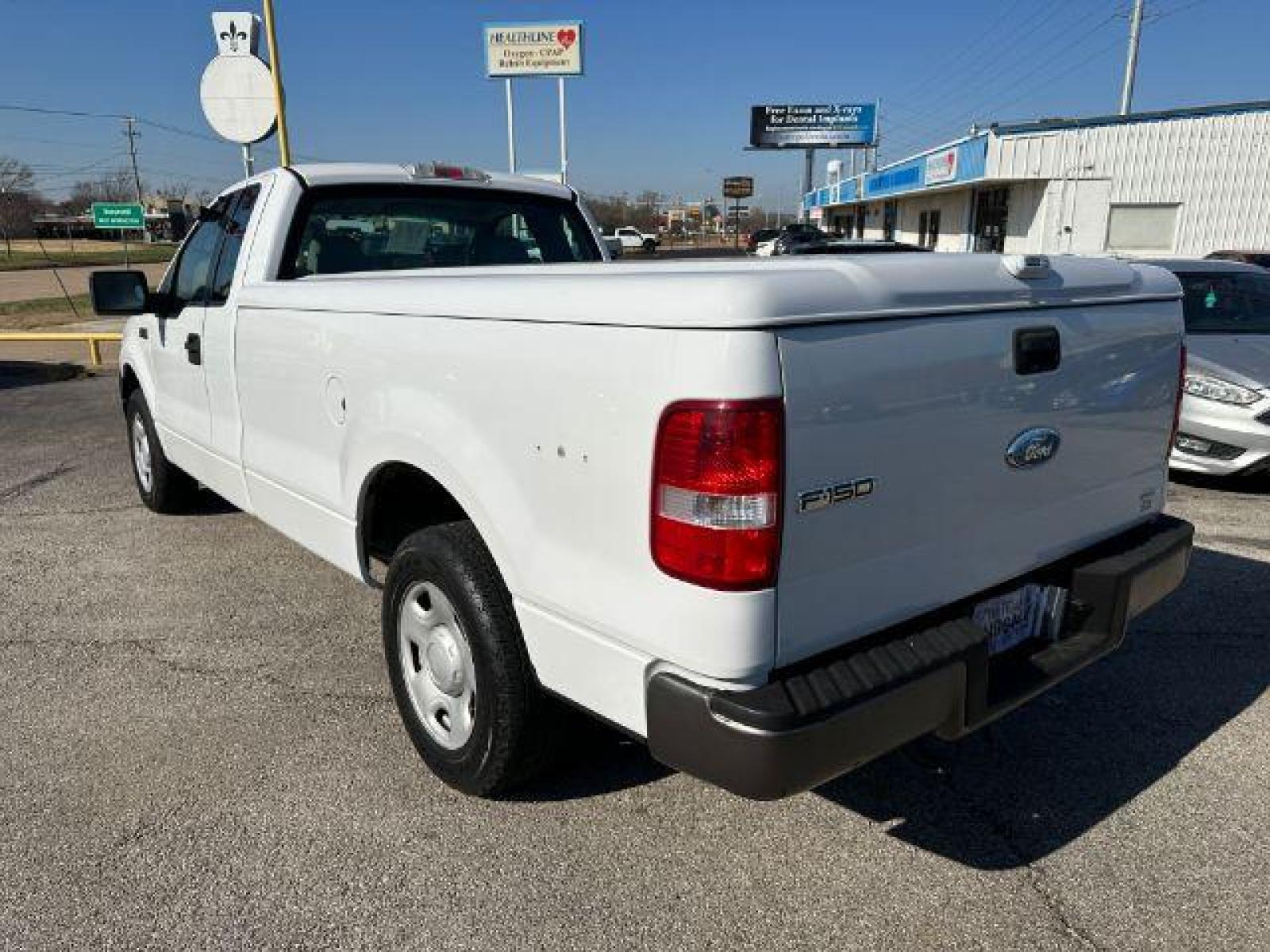 2006 WHITE Ford F-150 XLT 2WD (1FTRF12W66N) with an 4.6L V8 SOHC 16V engine, located at 2715 W Pioneer Pkwy, Arlington, TX, 76013, (817) 265-9009, 32.710262, -97.153236 - Photo #9