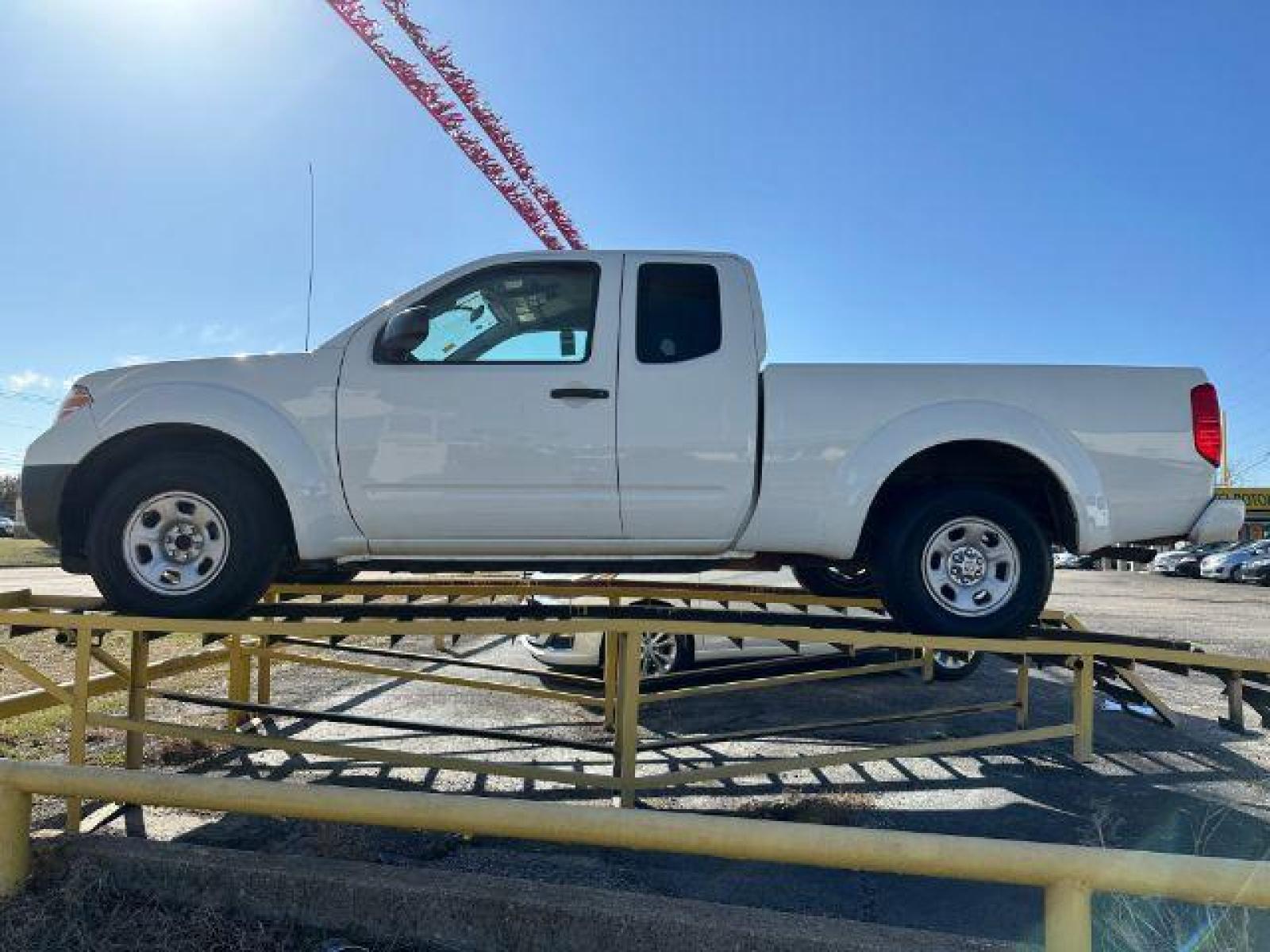 2018 WHITE Nissan Frontier S King Cab I4 5AT 2WD (1N6BD0CT0JN) with an 2.5L L4 DOHC 16V engine, 5-Speed Automatic transmission, located at 2715 W Pioneer Pkwy, Arlington, TX, 76013, (817) 265-9009, 32.710262, -97.153236 - Photo #1