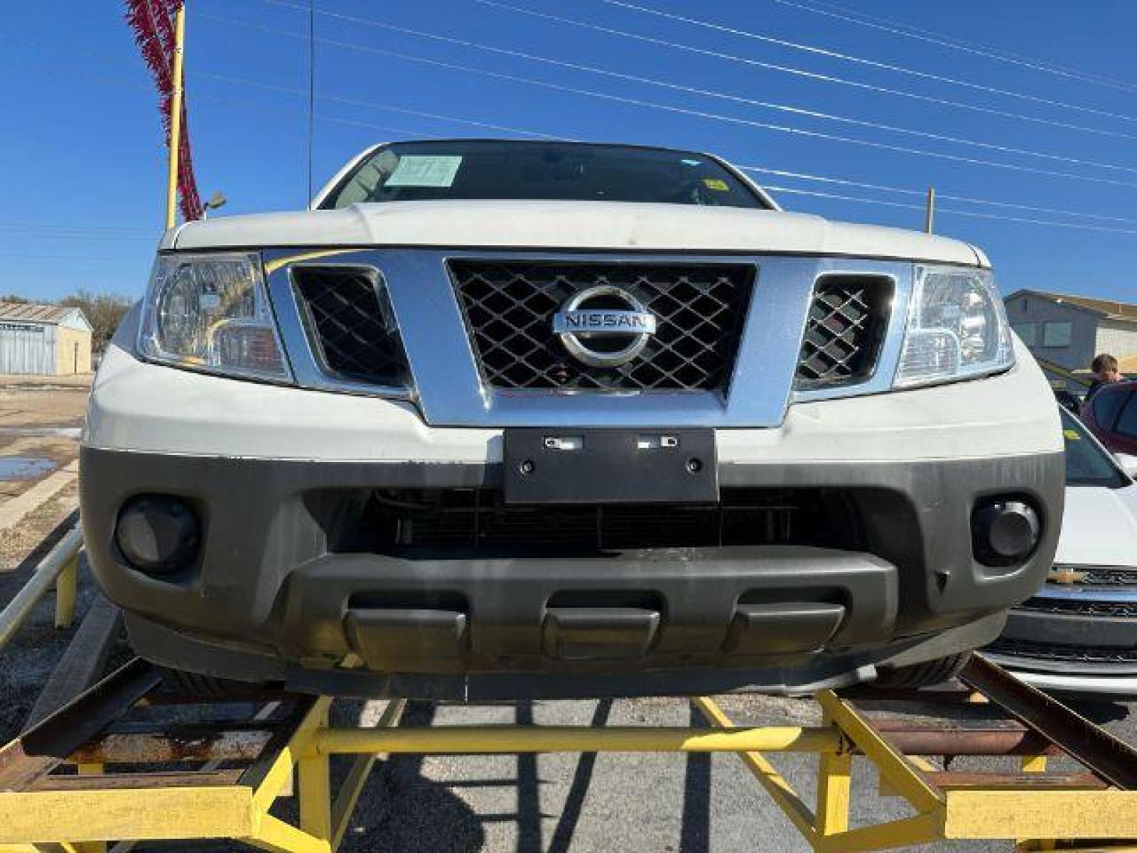 2018 WHITE Nissan Frontier S King Cab I4 5AT 2WD (1N6BD0CT0JN) with an 2.5L L4 DOHC 16V engine, 5-Speed Automatic transmission, located at 2715 W Pioneer Pkwy, Arlington, TX, 76013, (817) 265-9009, 32.710262, -97.153236 - Photo #3