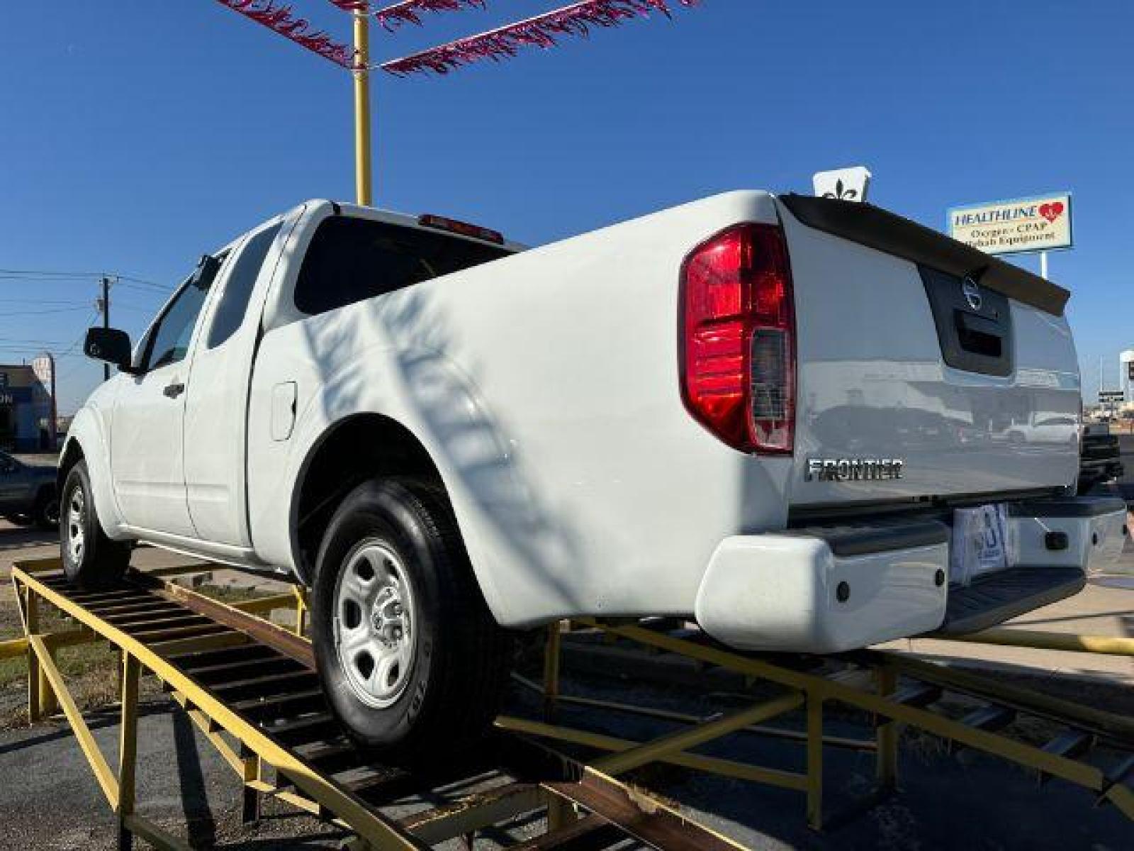 2018 WHITE Nissan Frontier S King Cab I4 5AT 2WD (1N6BD0CT0JN) with an 2.5L L4 DOHC 16V engine, 5-Speed Automatic transmission, located at 2715 W Pioneer Pkwy, Arlington, TX, 76013, (817) 265-9009, 32.710262, -97.153236 - Photo #5