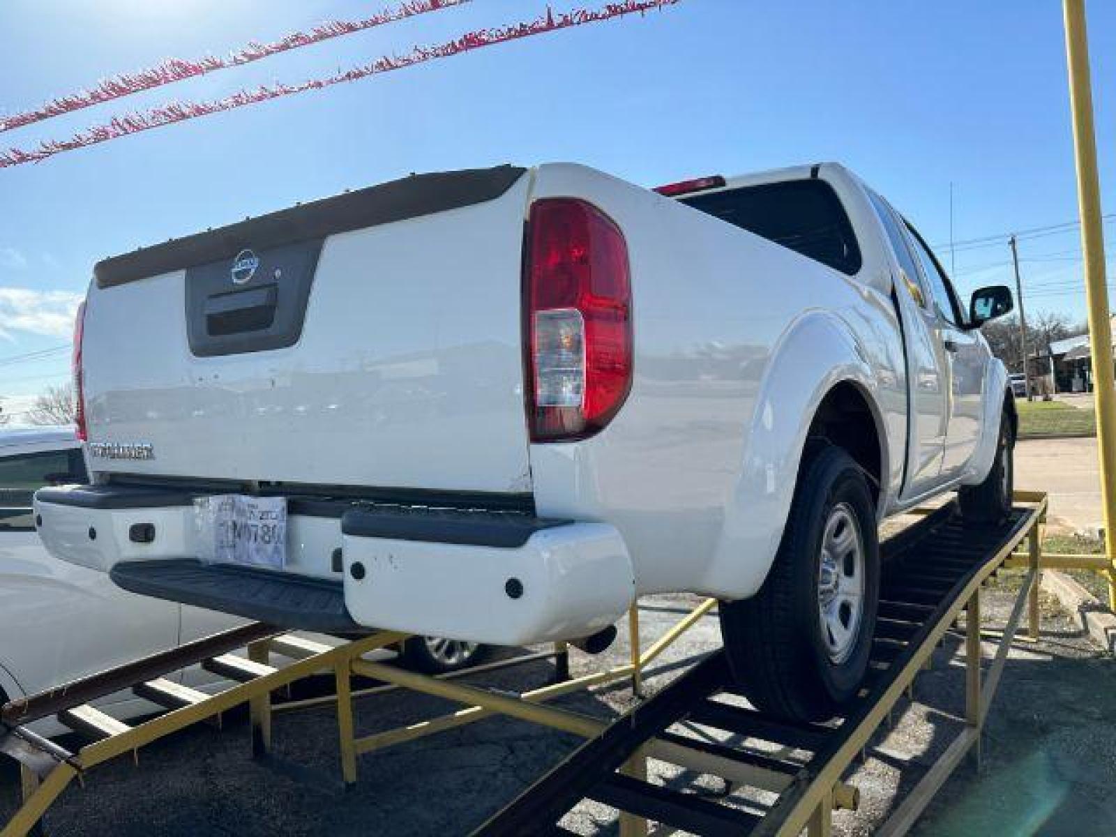 2018 WHITE Nissan Frontier S King Cab I4 5AT 2WD (1N6BD0CT0JN) with an 2.5L L4 DOHC 16V engine, 5-Speed Automatic transmission, located at 2715 W Pioneer Pkwy, Arlington, TX, 76013, (817) 265-9009, 32.710262, -97.153236 - Photo #7