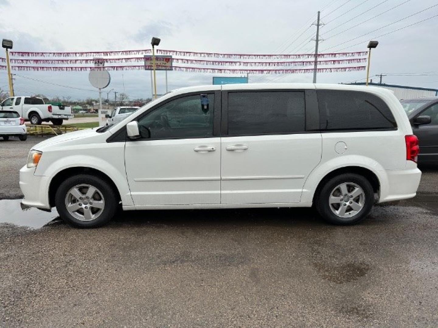 2012 WHITE Dodge Grand Caravan SXT (2C4RDGCG6CR) with an 3.6L V6 DOHC 24V engine, 6-Speed Automatic transmission, located at 2715 W Pioneer Pkwy, Arlington, TX, 76013, (817) 265-9009, 32.710262, -97.153236- Photo#3