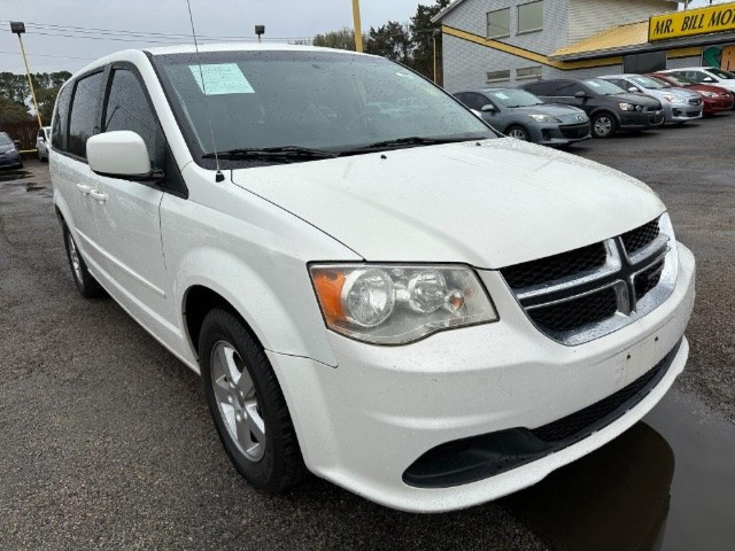 2012 WHITE Dodge Grand Caravan SXT (2C4RDGCG6CR) with an 3.6L V6 DOHC 24V engine, 6-Speed Automatic transmission, located at 2715 W Pioneer Pkwy, Arlington, TX, 76013, (817) 265-9009, 32.710262, -97.153236- Photo#4