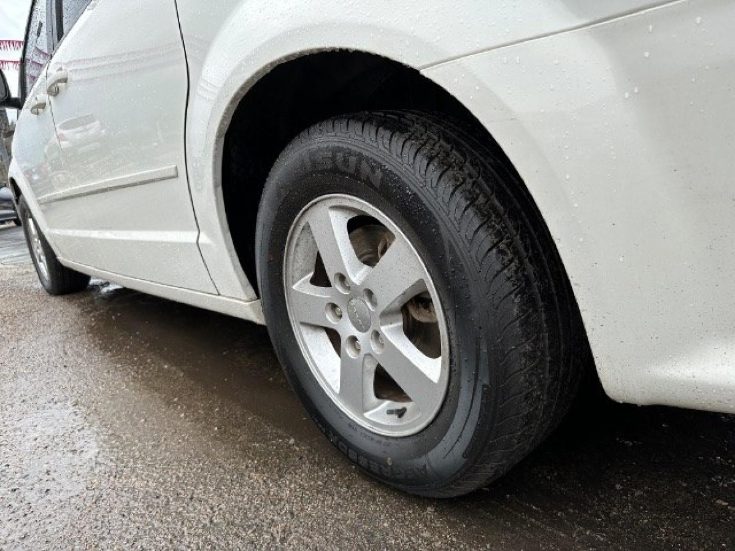 2012 WHITE Dodge Grand Caravan SXT (2C4RDGCG6CR) with an 3.6L V6 DOHC 24V engine, 6-Speed Automatic transmission, located at 2715 W Pioneer Pkwy, Arlington, TX, 76013, (817) 265-9009, 32.710262, -97.153236- Photo#8
