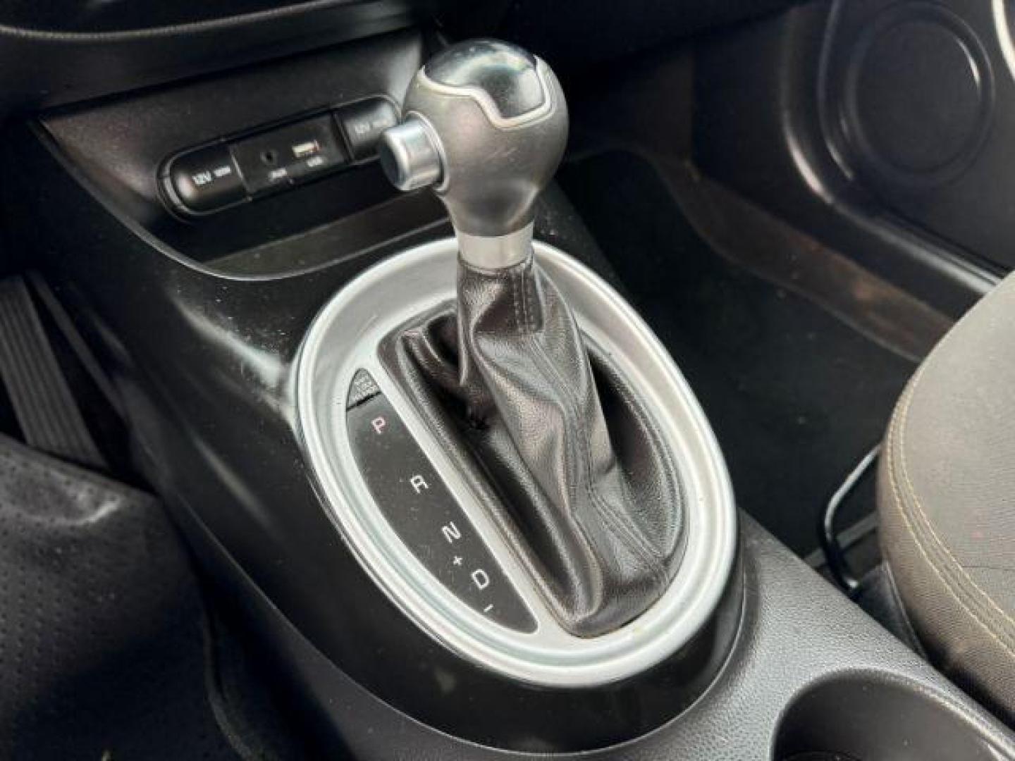 2018 GRAY Kia Soul Base 6A (KNDJN2A26J7) with an 1.6L L4 DOHC 16V engine, 6-Speed Automatic transmission, located at 2715 W Pioneer Pkwy, Arlington, TX, 76013, (817) 265-9009, 32.710262, -97.153236 - Photo#15