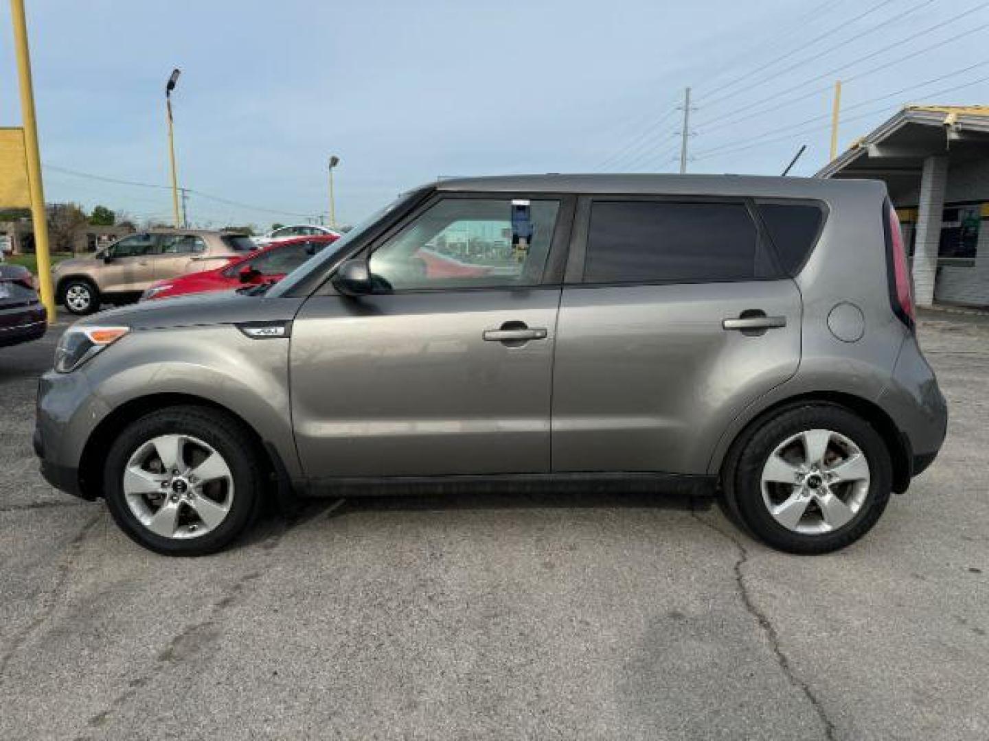 2018 GRAY Kia Soul Base 6A (KNDJN2A26J7) with an 1.6L L4 DOHC 16V engine, 6-Speed Automatic transmission, located at 2715 W Pioneer Pkwy, Arlington, TX, 76013, (817) 265-9009, 32.710262, -97.153236 - Photo#1