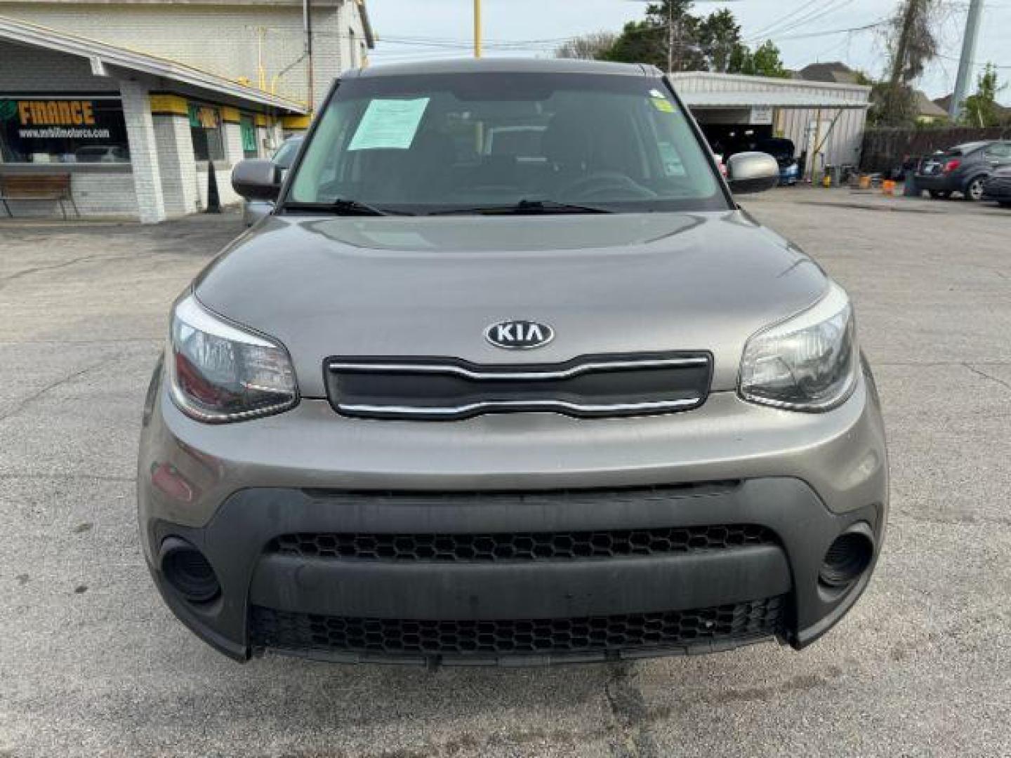 2018 GRAY Kia Soul Base 6A (KNDJN2A26J7) with an 1.6L L4 DOHC 16V engine, 6-Speed Automatic transmission, located at 2715 W Pioneer Pkwy, Arlington, TX, 76013, (817) 265-9009, 32.710262, -97.153236 - Photo#3
