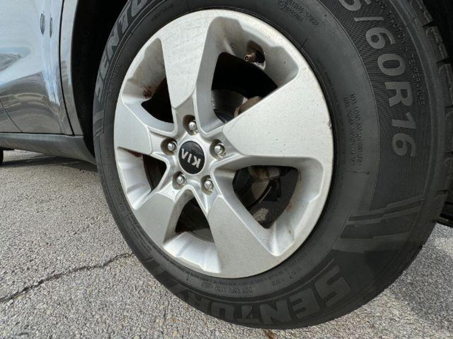 2018 GRAY Kia Soul Base 6A (KNDJN2A26J7) with an 1.6L L4 DOHC 16V engine, 6-Speed Automatic transmission, located at 2715 W Pioneer Pkwy, Arlington, TX, 76013, (817) 265-9009, 32.710262, -97.153236 - Photo#9