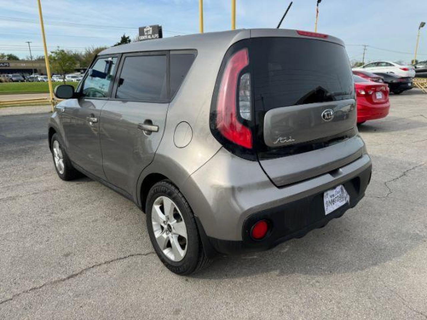 2018 GRAY Kia Soul Base 6A (KNDJN2A26J7) with an 1.6L L4 DOHC 16V engine, 6-Speed Automatic transmission, located at 2715 W Pioneer Pkwy, Arlington, TX, 76013, (817) 265-9009, 32.710262, -97.153236 - Photo#8