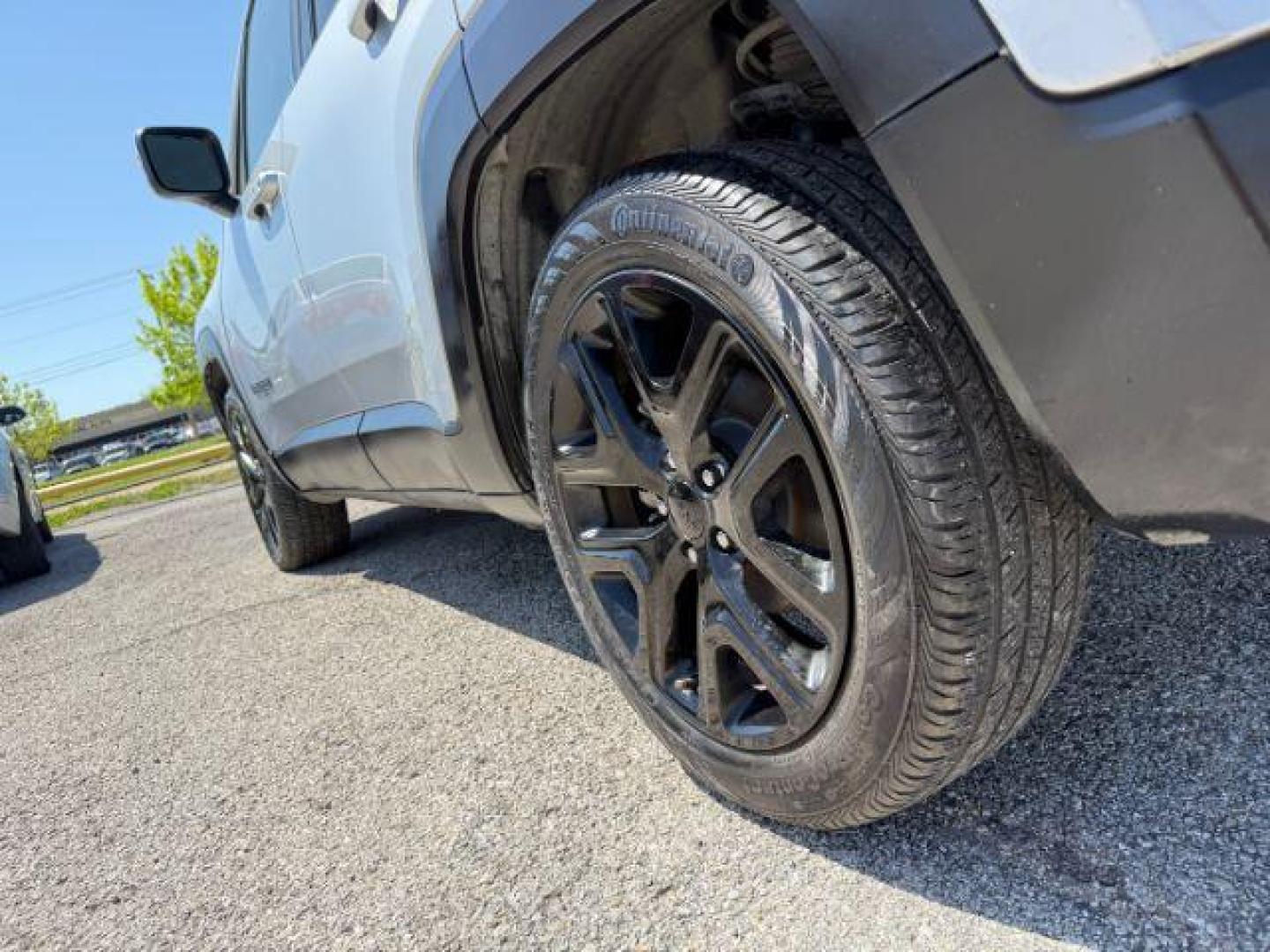 2019 SILVER Jeep Renegade Latitude (ZACNJABB5KP) with an 2.4L L4 DOHC 16V engine, 9-Speed Automatic transmission, located at 2715 W Pioneer Pkwy, Arlington, TX, 76013, (817) 265-9009, 32.710262, -97.153236 - Photo#9