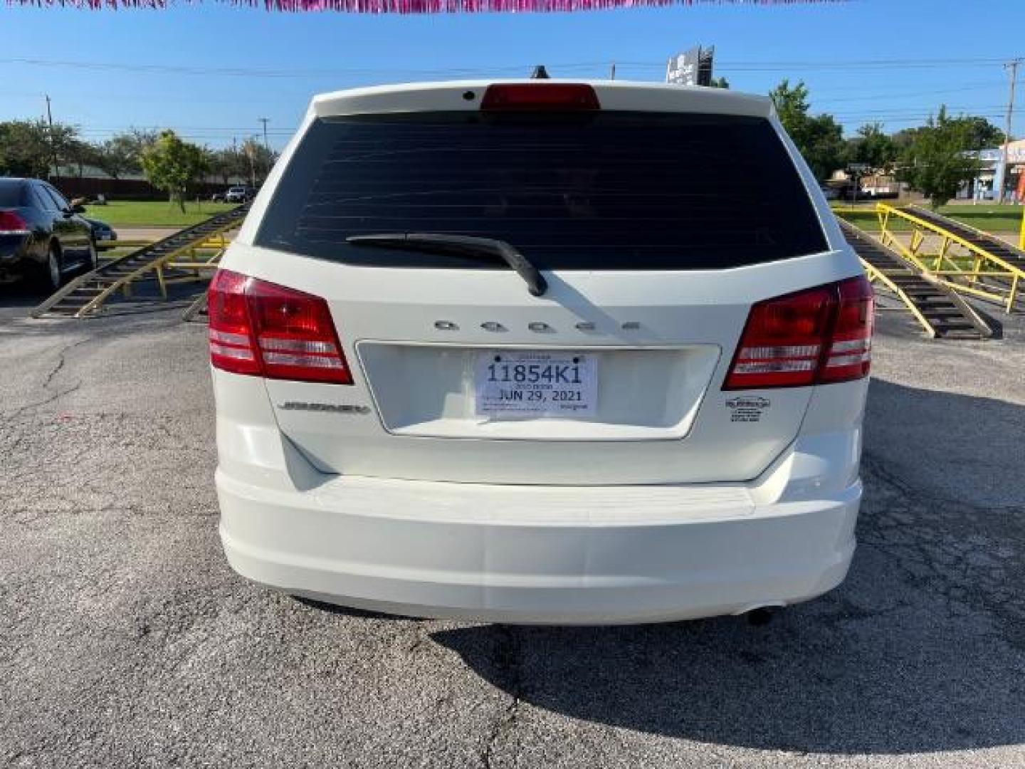2018 WHITE Dodge Journey SE (3C4PDCAB3JT) with an 2.4L L4 DOHC 16V engine, 4-Speed Automatic transmission, located at 2715 W Pioneer Pkwy, Arlington, TX, 76013, (817) 265-9009, 32.710262, -97.153236 - Photo#7