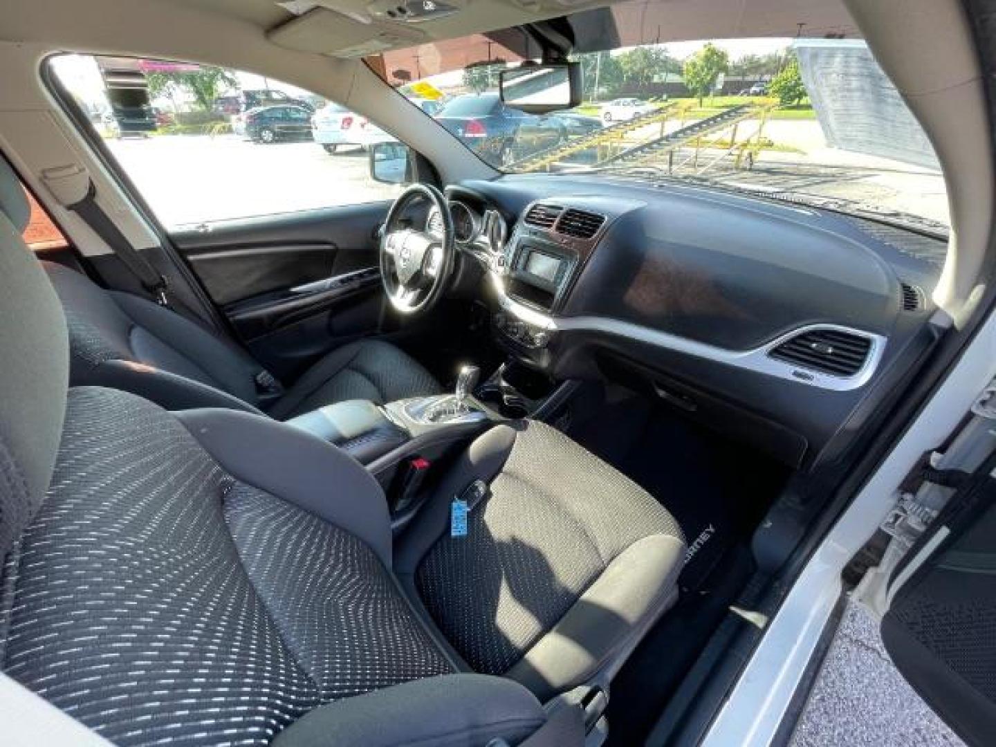 2018 WHITE Dodge Journey SE (3C4PDCAB3JT) with an 2.4L L4 DOHC 16V engine, 4-Speed Automatic transmission, located at 2715 W Pioneer Pkwy, Arlington, TX, 76013, (817) 265-9009, 32.710262, -97.153236 - Photo#9