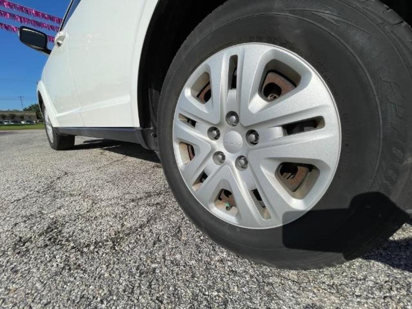 2018 WHITE Dodge Journey SE (3C4PDCAB3JT) with an 2.4L L4 DOHC 16V engine, 4-Speed Automatic transmission, located at 2715 W Pioneer Pkwy, Arlington, TX, 76013, (817) 265-9009, 32.710262, -97.153236 - Photo#10