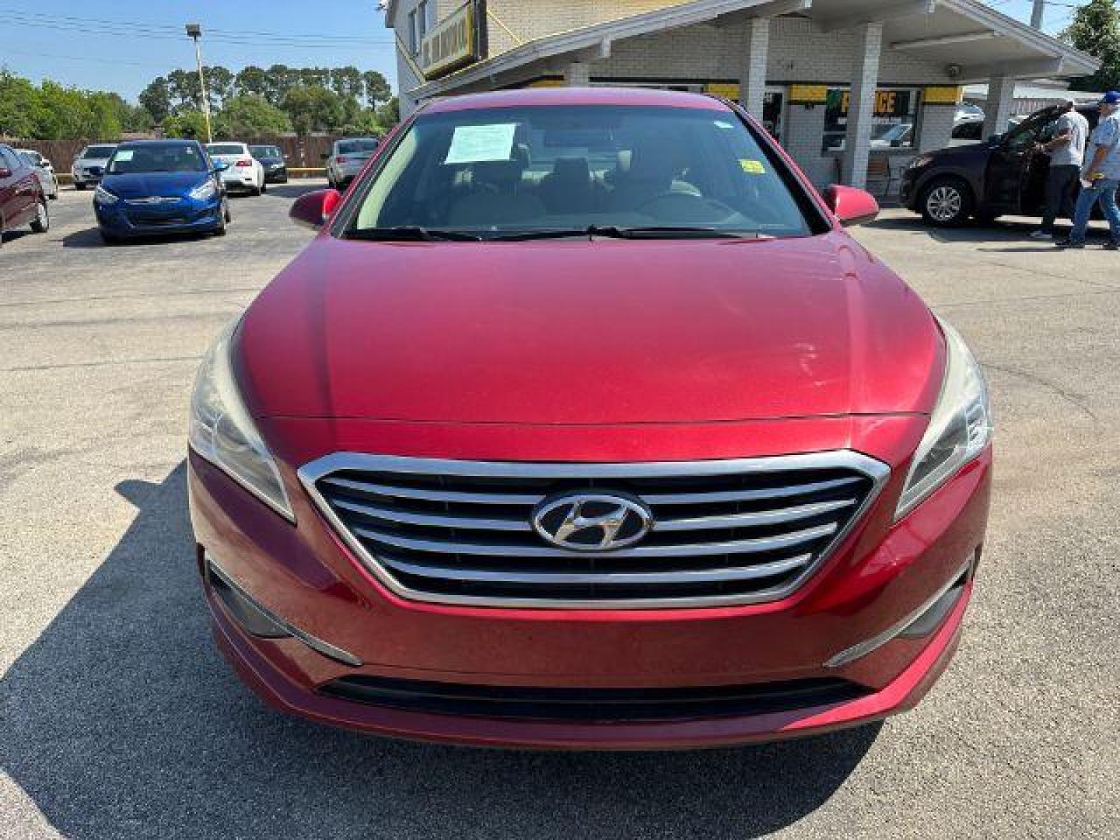 2015 RED Hyundai Sonata SE (5NPE24AF5FH) with an 2.4L L4 DOHC 16V engine, 7-Speed Automatic transmission, located at 2715 W Pioneer Pkwy, Arlington, TX, 76013, (817) 265-9009, 32.710262, -97.153236 - Photo #4