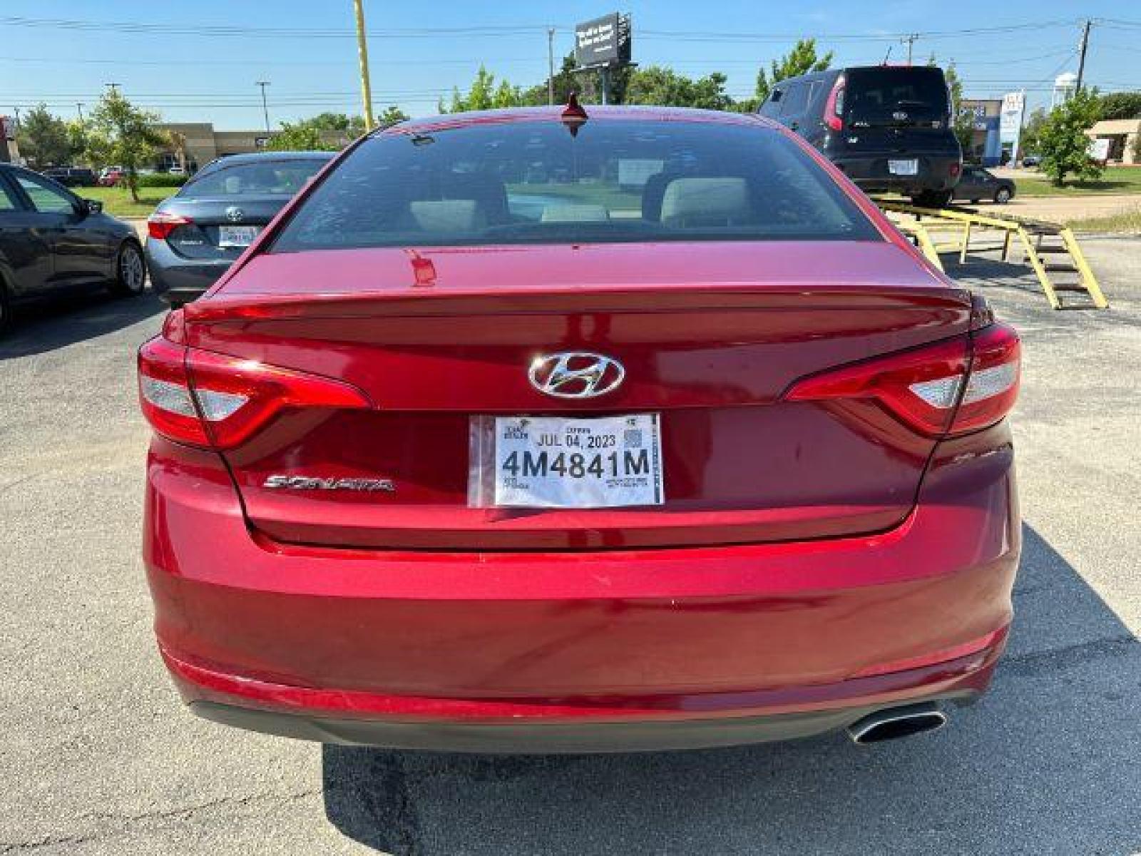 2015 RED Hyundai Sonata SE (5NPE24AF5FH) with an 2.4L L4 DOHC 16V engine, 7-Speed Automatic transmission, located at 2715 W Pioneer Pkwy, Arlington, TX, 76013, (817) 265-9009, 32.710262, -97.153236 - Photo #7