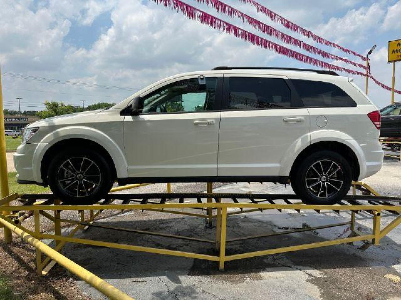 2018 WHITE Dodge Journey SE (3C4PDCABXJT) with an 2.4L L4 DOHC 16V engine, 4-Speed Automatic transmission, located at 2715 W Pioneer Pkwy, Arlington, TX, 76013, (817) 265-9009, 32.710262, -97.153236 - Photo #1