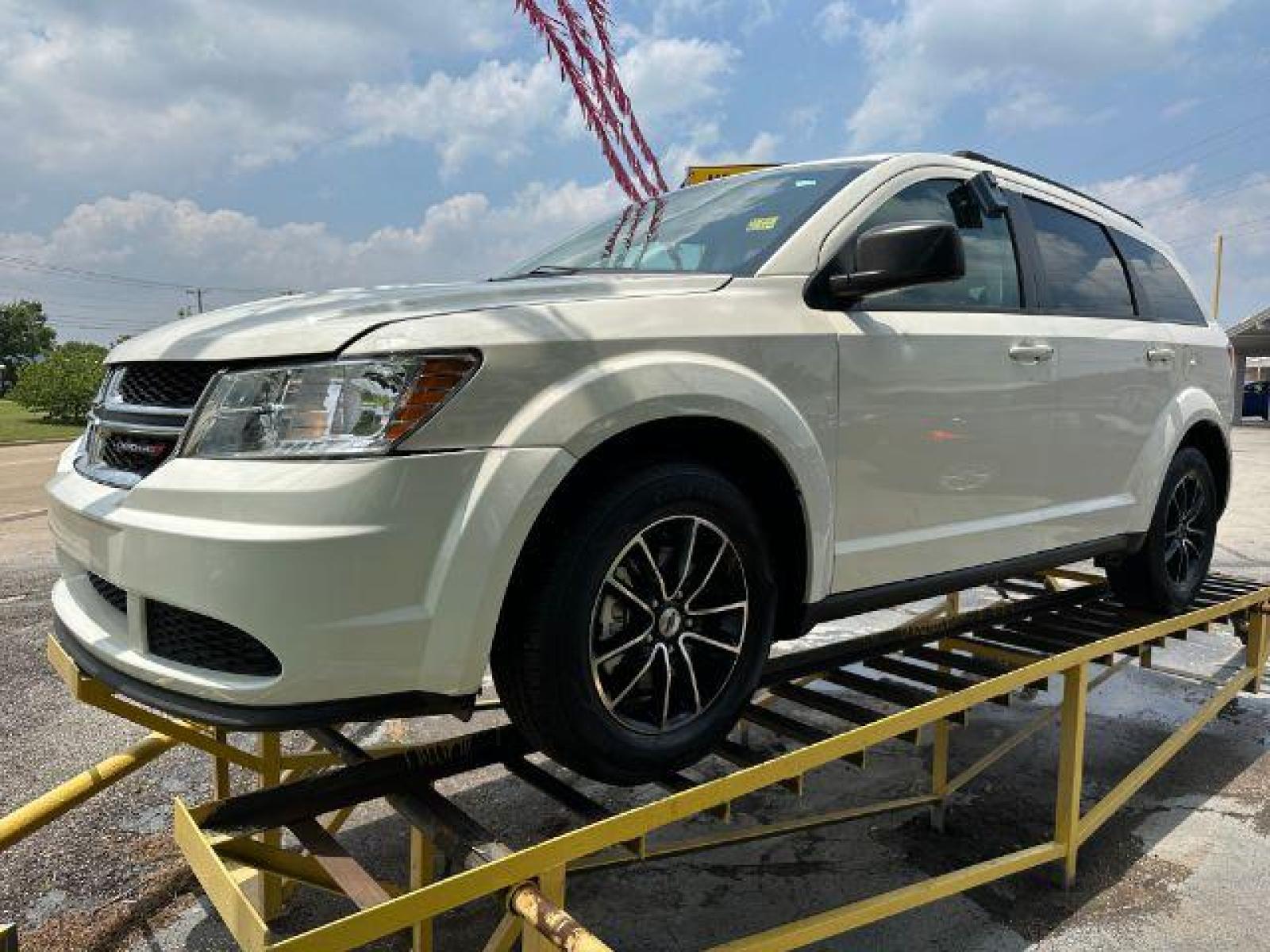 2018 WHITE Dodge Journey SE (3C4PDCABXJT) with an 2.4L L4 DOHC 16V engine, 4-Speed Automatic transmission, located at 2715 W Pioneer Pkwy, Arlington, TX, 76013, (817) 265-9009, 32.710262, -97.153236 - Photo #2