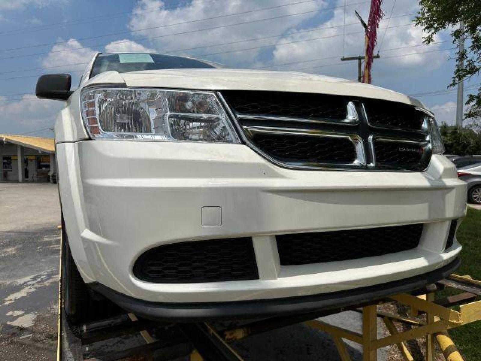 2018 WHITE Dodge Journey SE (3C4PDCABXJT) with an 2.4L L4 DOHC 16V engine, 4-Speed Automatic transmission, located at 2715 W Pioneer Pkwy, Arlington, TX, 76013, (817) 265-9009, 32.710262, -97.153236 - Photo #3