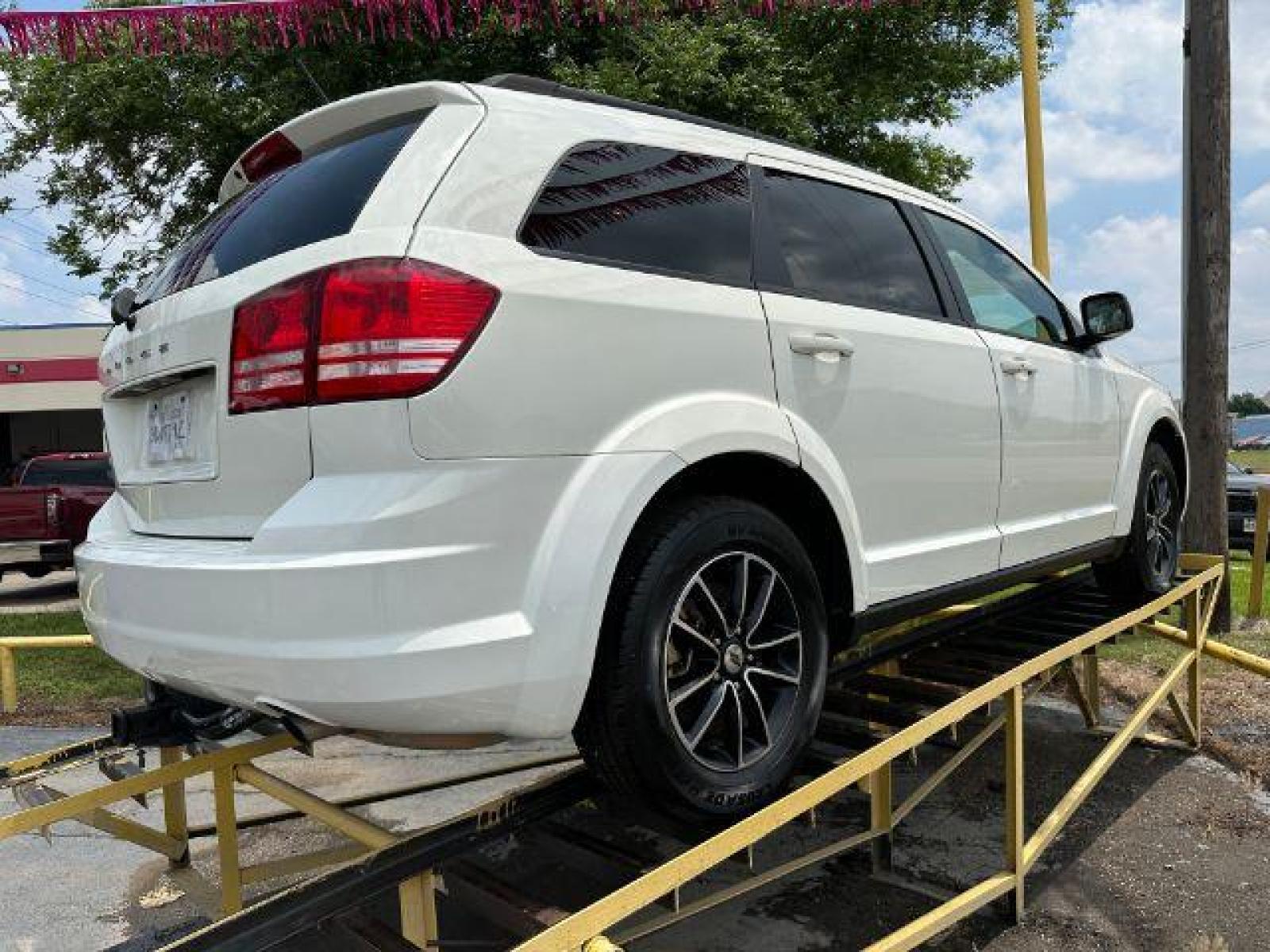 2018 WHITE Dodge Journey SE (3C4PDCABXJT) with an 2.4L L4 DOHC 16V engine, 4-Speed Automatic transmission, located at 2715 W Pioneer Pkwy, Arlington, TX, 76013, (817) 265-9009, 32.710262, -97.153236 - Photo #5