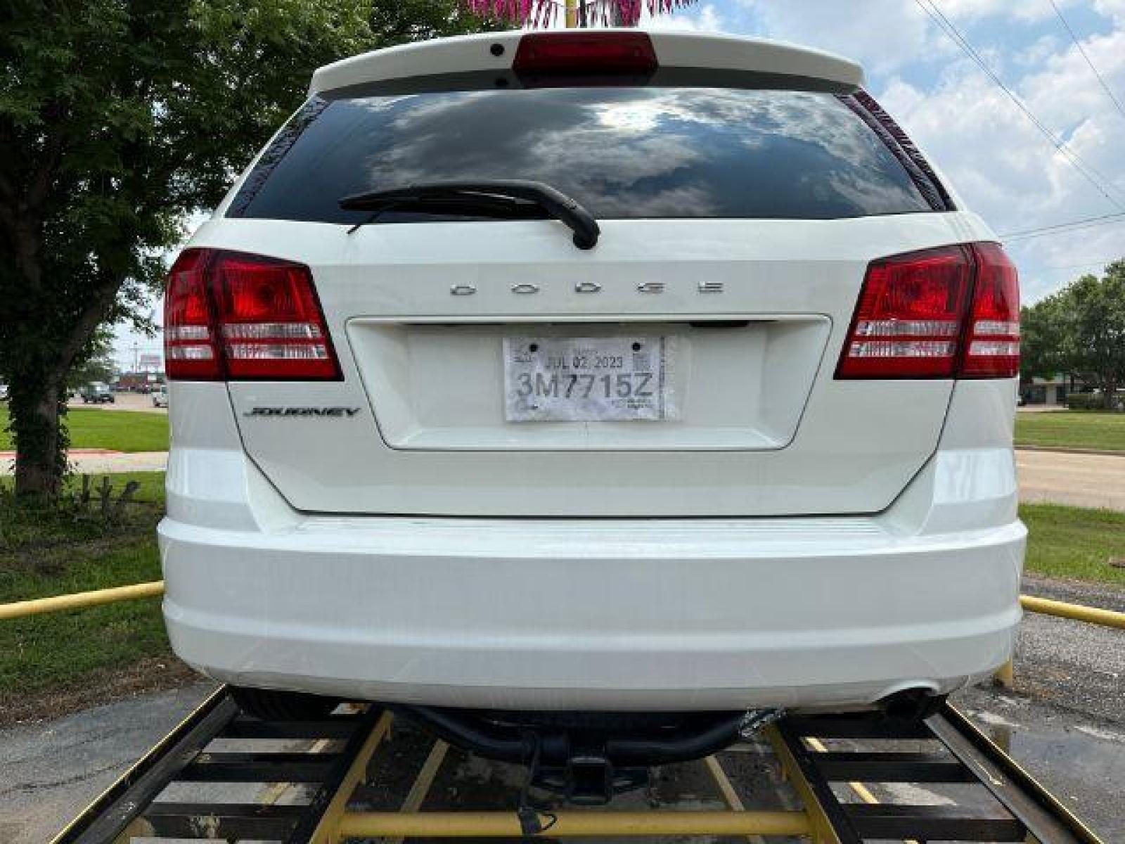 2018 WHITE Dodge Journey SE (3C4PDCABXJT) with an 2.4L L4 DOHC 16V engine, 4-Speed Automatic transmission, located at 2715 W Pioneer Pkwy, Arlington, TX, 76013, (817) 265-9009, 32.710262, -97.153236 - Photo #6
