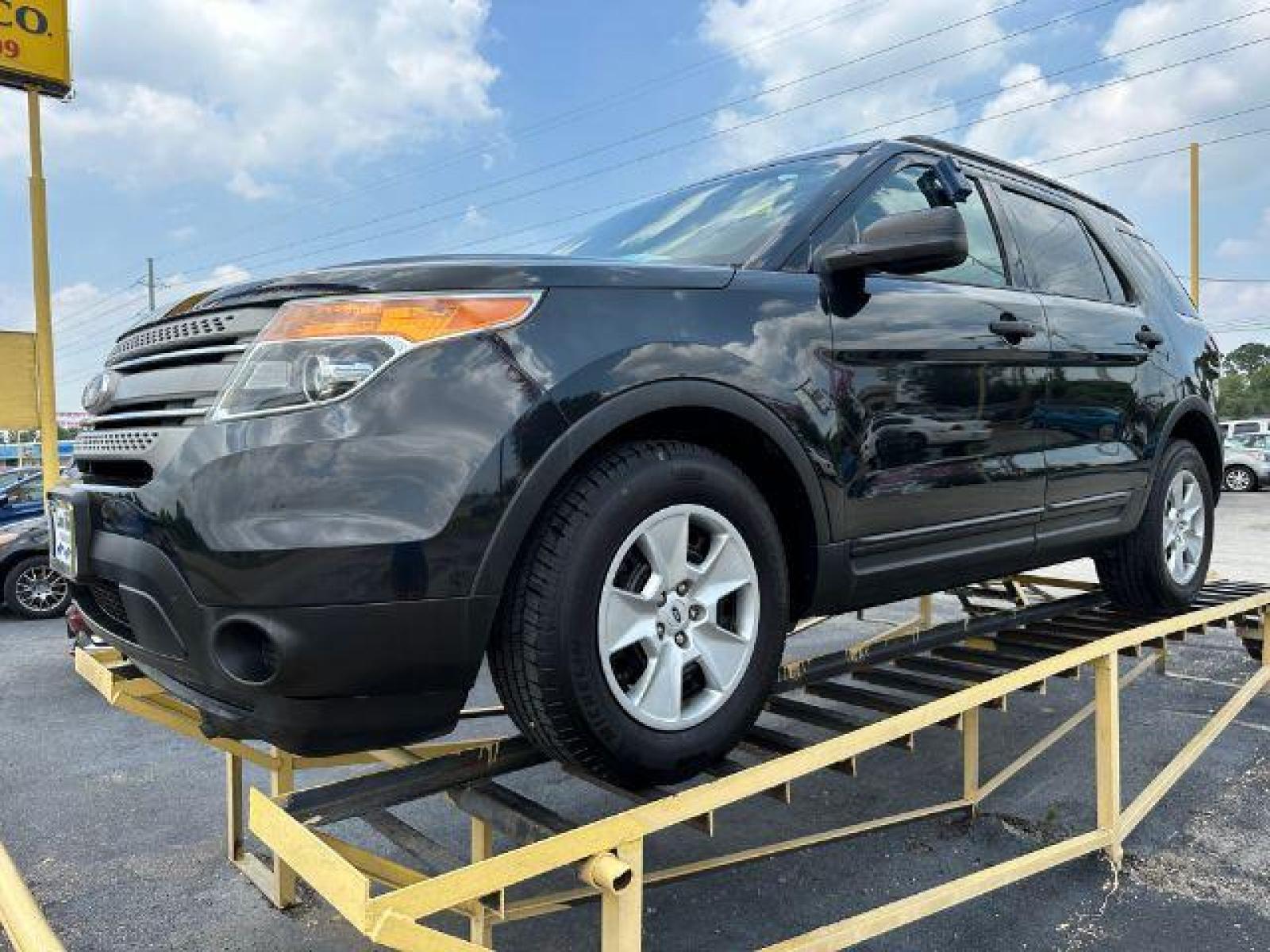2014 Ford Explorer Base FWD (1FM5K7B81EG) with an 3.5L V6 DOHC 24V engine, 6-Speed Automatic transmission, located at 2715 W Pioneer Pkwy, Arlington, TX, 76013, (817) 265-9009, 32.710262, -97.153236 - Photo #2