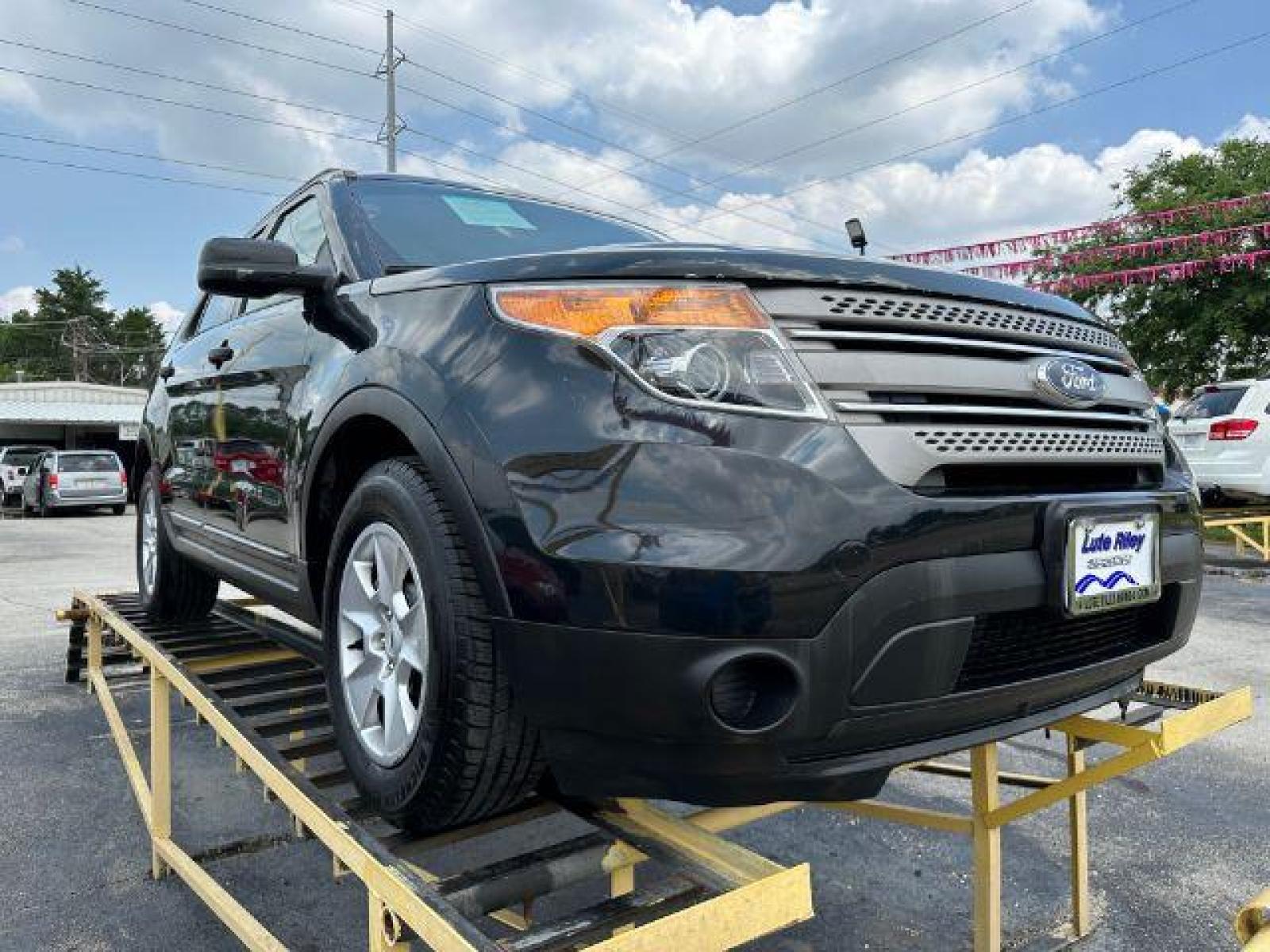 2014 Ford Explorer Base FWD (1FM5K7B81EG) with an 3.5L V6 DOHC 24V engine, 6-Speed Automatic transmission, located at 2715 W Pioneer Pkwy, Arlington, TX, 76013, (817) 265-9009, 32.710262, -97.153236 - Photo #4