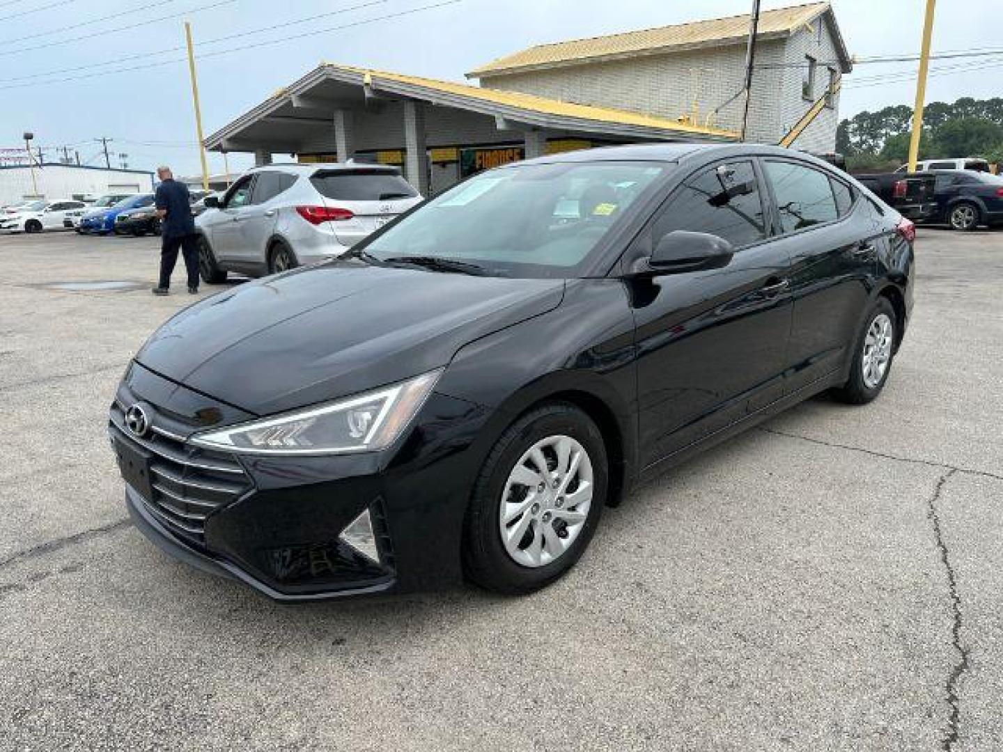 2019 BLACK Hyundai Elantra SE 6AT (5NPD74LFXKH) with an 1.8L L4 DOHC 16V engine, 6-Speed Automatic transmission, located at 2715 W Pioneer Pkwy, Arlington, TX, 76013, (817) 265-9009, 32.710262, -97.153236 - Photo#2