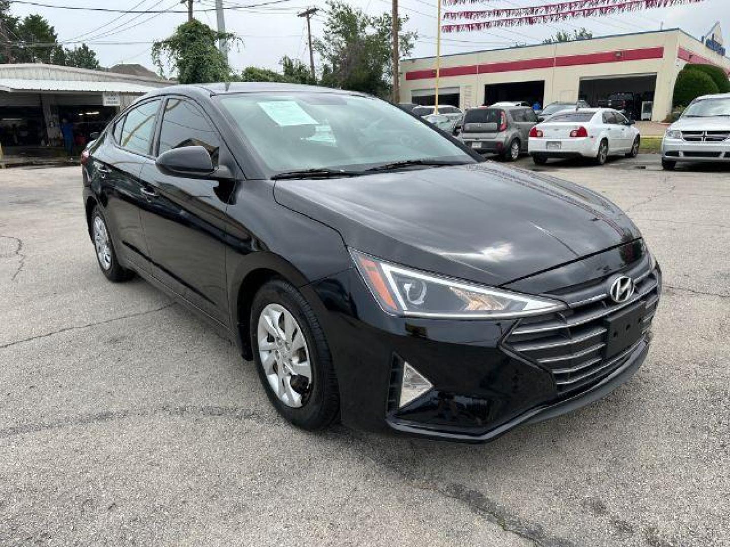 2019 BLACK Hyundai Elantra SE 6AT (5NPD74LFXKH) with an 1.8L L4 DOHC 16V engine, 6-Speed Automatic transmission, located at 2715 W Pioneer Pkwy, Arlington, TX, 76013, (817) 265-9009, 32.710262, -97.153236 - Photo#4