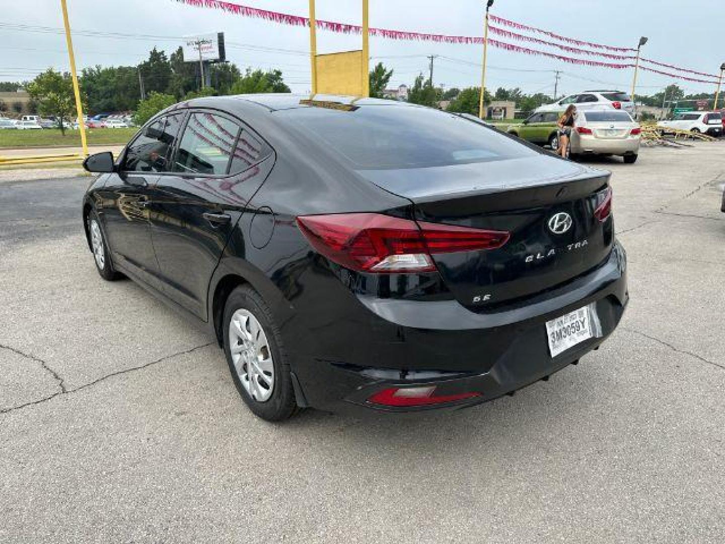 2019 BLACK Hyundai Elantra SE 6AT (5NPD74LFXKH) with an 1.8L L4 DOHC 16V engine, 6-Speed Automatic transmission, located at 2715 W Pioneer Pkwy, Arlington, TX, 76013, (817) 265-9009, 32.710262, -97.153236 - Photo#8