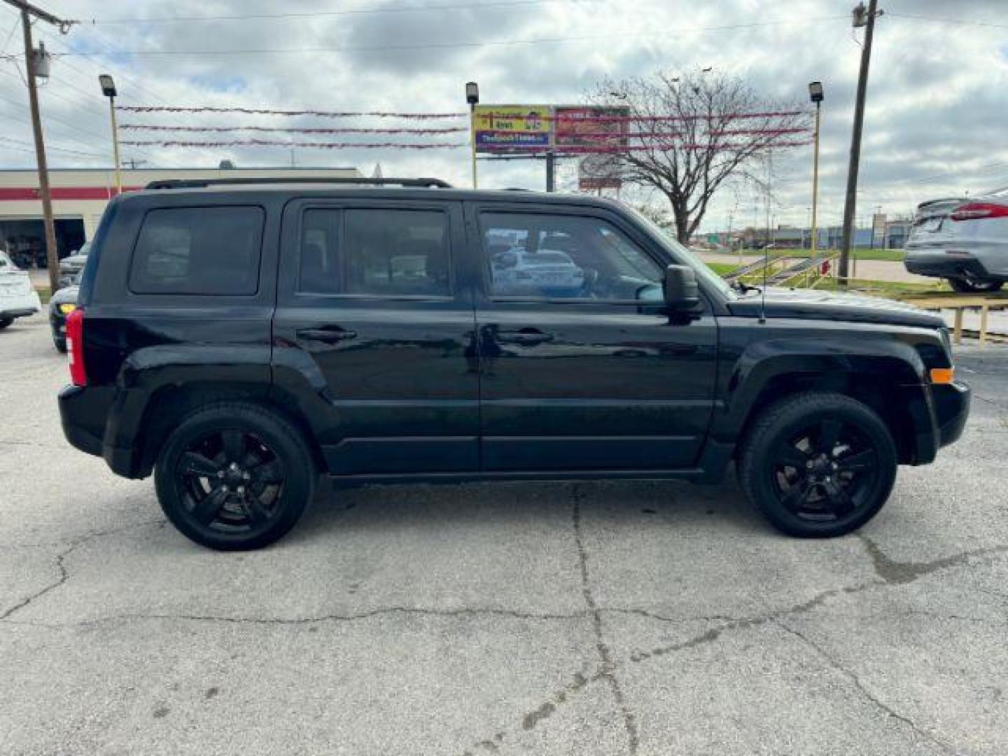 2015 Black Clearcoat Jeep Patriot Sport 2WD (1C4NJPBA1FD) with an 2.0L L4 DOHC 16V engine, located at 2715 W Pioneer Pkwy, Arlington, TX, 76013, (817) 265-9009, 32.710262, -97.153236 - Photo#5
