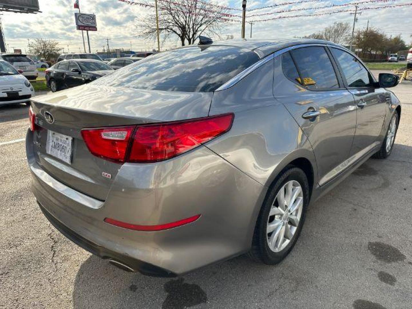 2015 GRAY Kia Optima LX (5XXGM4A77FG) with an 2.4L L4 DOHC 16V engine, 6-Speed Automatic transmission, located at 2715 W Pioneer Pkwy, Arlington, TX, 76013, (817) 265-9009, 32.710262, -97.153236 - Photo#5