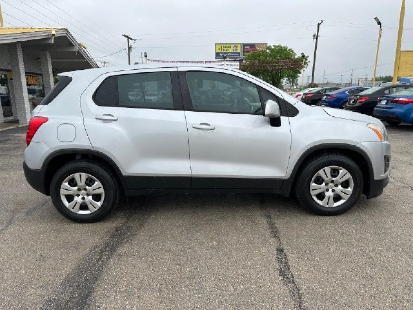 2016 SILVER Chevrolet Trax LS FWD (3GNCJKSB5GL) with an 1.4L L4 DOHC 16V engine, 6-Speed Automatic transmission, located at 2715 W Pioneer Pkwy, Arlington, TX, 76013, (817) 265-9009, 32.710262, -97.153236- Photo#5