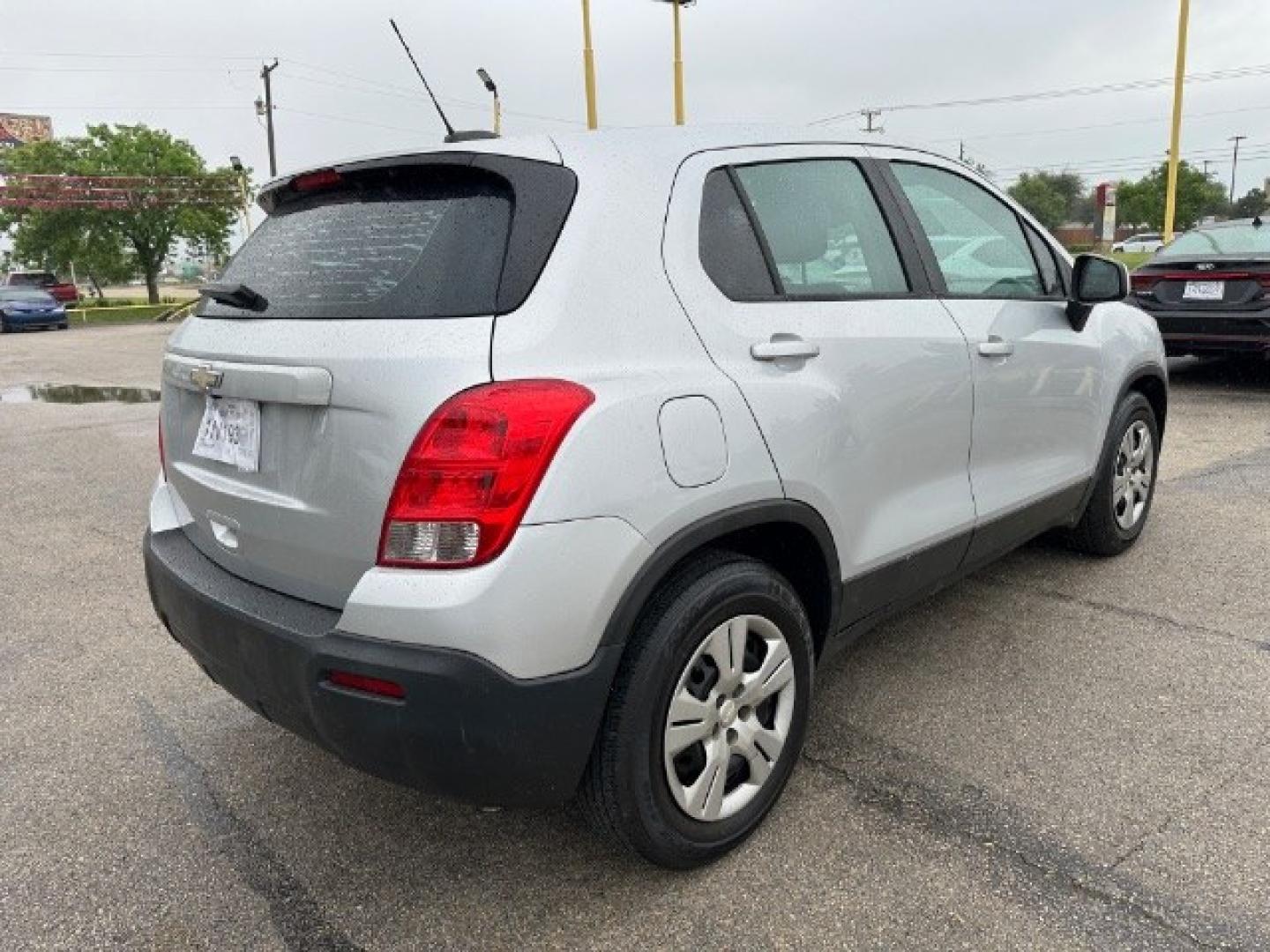 2016 SILVER Chevrolet Trax LS FWD (3GNCJKSB5GL) with an 1.4L L4 DOHC 16V engine, 6-Speed Automatic transmission, located at 2715 W Pioneer Pkwy, Arlington, TX, 76013, (817) 265-9009, 32.710262, -97.153236- Photo#6