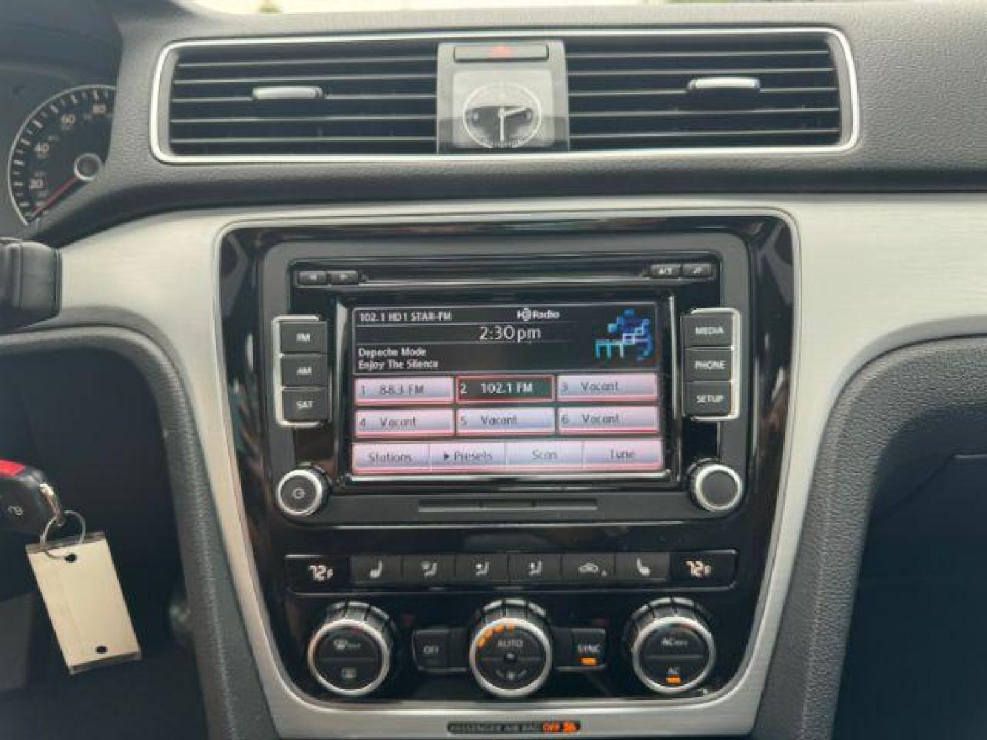 2012 GRAY Volkswagen Passat 2.5L SE AT (1VWBP7A35CC) with an 2.5L L5 engine, 6-Speed Automatic transmission, located at 2715 W Pioneer Pkwy, Arlington, TX, 76013, (817) 265-9009, 32.710262, -97.153236 - Photo#17