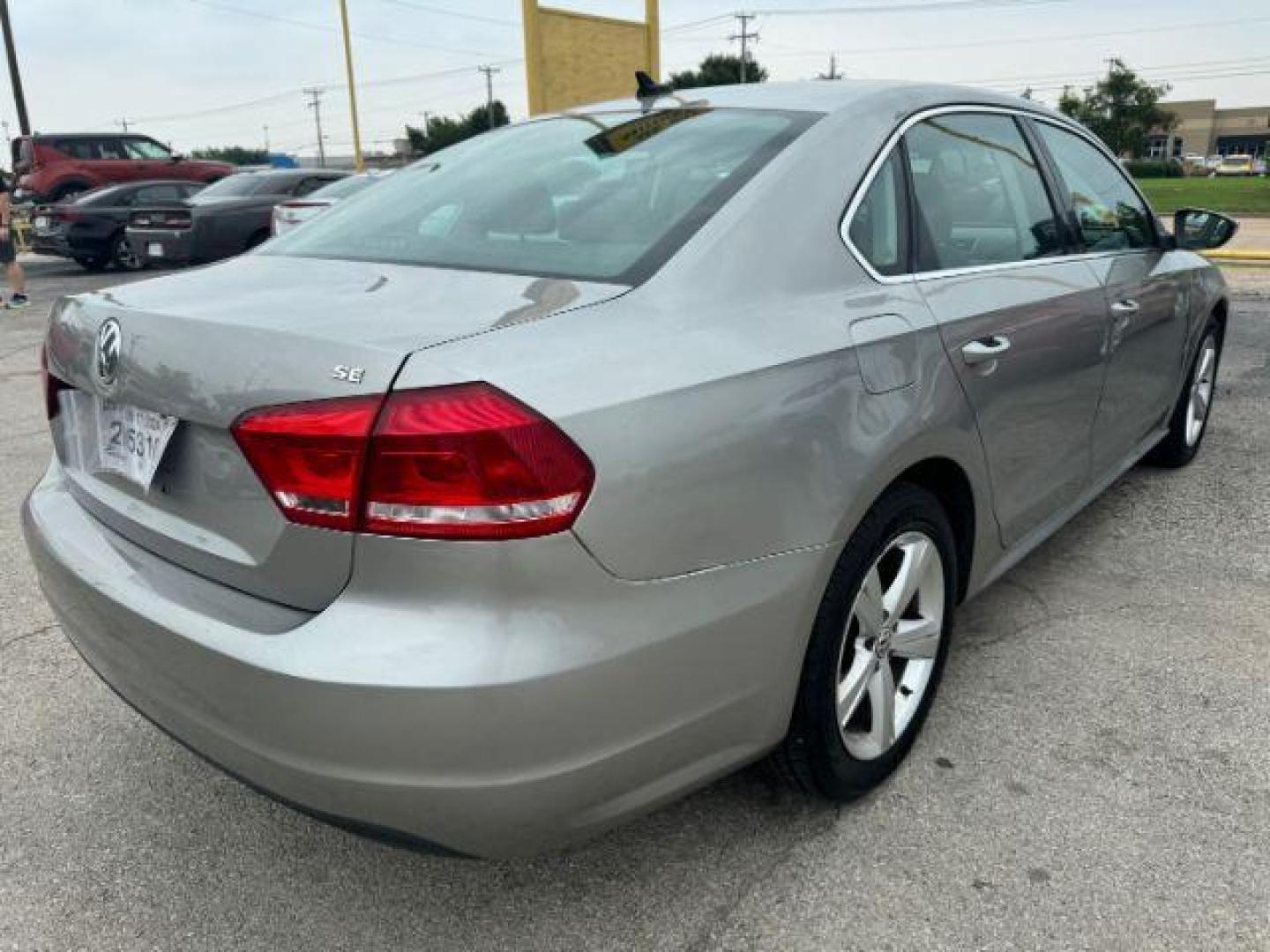 2012 GRAY Volkswagen Passat 2.5L SE AT (1VWBP7A35CC) with an 2.5L L5 engine, 6-Speed Automatic transmission, located at 2715 W Pioneer Pkwy, Arlington, TX, 76013, (817) 265-9009, 32.710262, -97.153236 - Photo#5