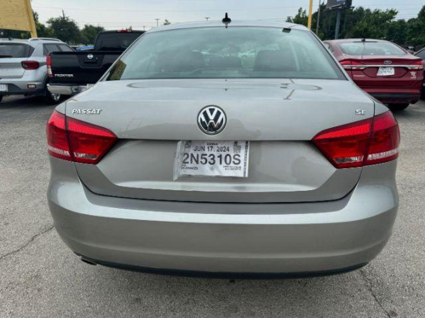 2012 GRAY Volkswagen Passat 2.5L SE AT (1VWBP7A35CC) with an 2.5L L5 engine, 6-Speed Automatic transmission, located at 2715 W Pioneer Pkwy, Arlington, TX, 76013, (817) 265-9009, 32.710262, -97.153236 - Photo#6