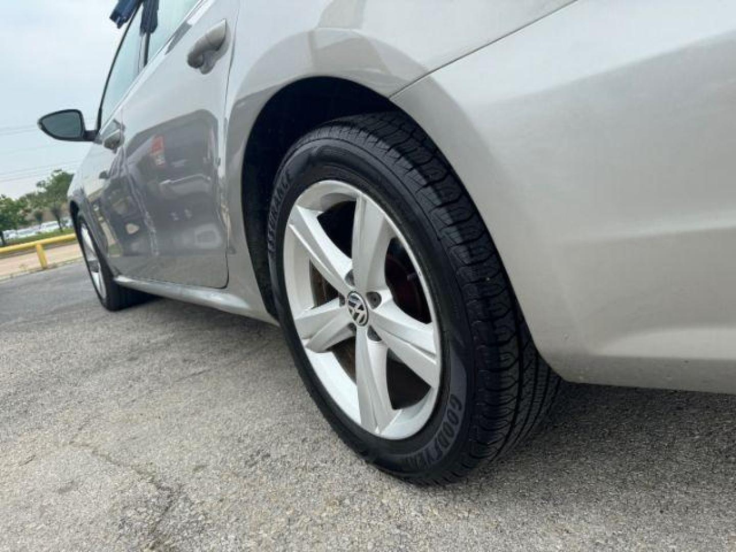 2012 GRAY Volkswagen Passat 2.5L SE AT (1VWBP7A35CC) with an 2.5L L5 engine, 6-Speed Automatic transmission, located at 2715 W Pioneer Pkwy, Arlington, TX, 76013, (817) 265-9009, 32.710262, -97.153236 - Photo#8