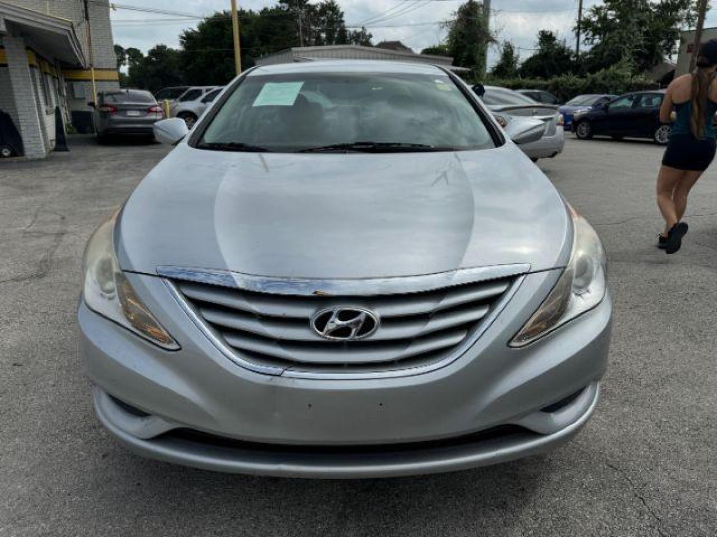 2013 SILVER Hyundai Sonata GLS (5NPEB4AC2DH) with an 2.4L L4 DOHC 16V engine, 6-Speed Automatic transmission, located at 2715 W Pioneer Pkwy, Arlington, TX, 76013, (817) 265-9009, 32.710262, -97.153236 - Photo#3