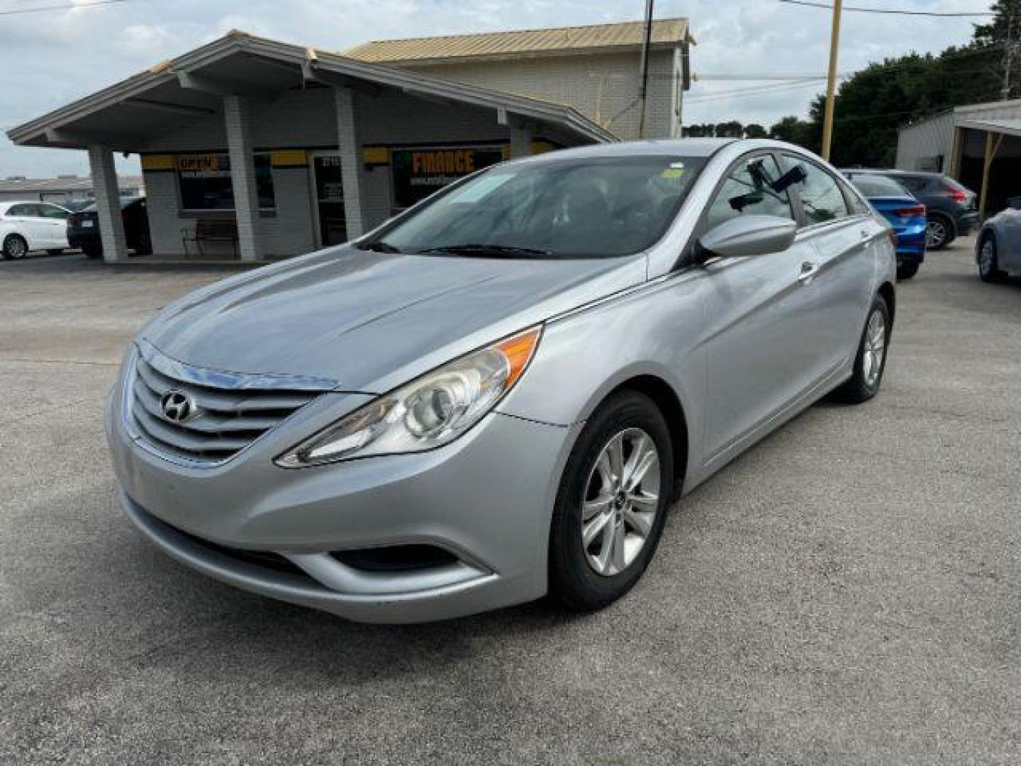 2013 SILVER Hyundai Sonata GLS (5NPEB4AC2DH) with an 2.4L L4 DOHC 16V engine, 6-Speed Automatic transmission, located at 2715 W Pioneer Pkwy, Arlington, TX, 76013, (817) 265-9009, 32.710262, -97.153236 - Photo#2