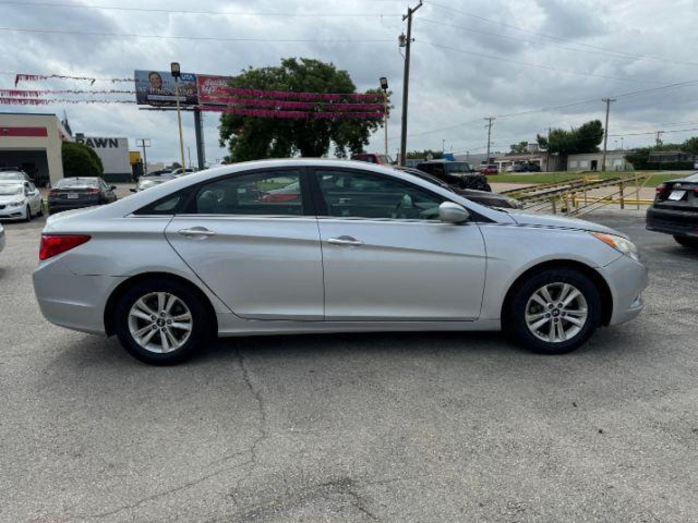 2013 SILVER Hyundai Sonata GLS (5NPEB4AC2DH) with an 2.4L L4 DOHC 16V engine, 6-Speed Automatic transmission, located at 2715 W Pioneer Pkwy, Arlington, TX, 76013, (817) 265-9009, 32.710262, -97.153236 - Photo#5