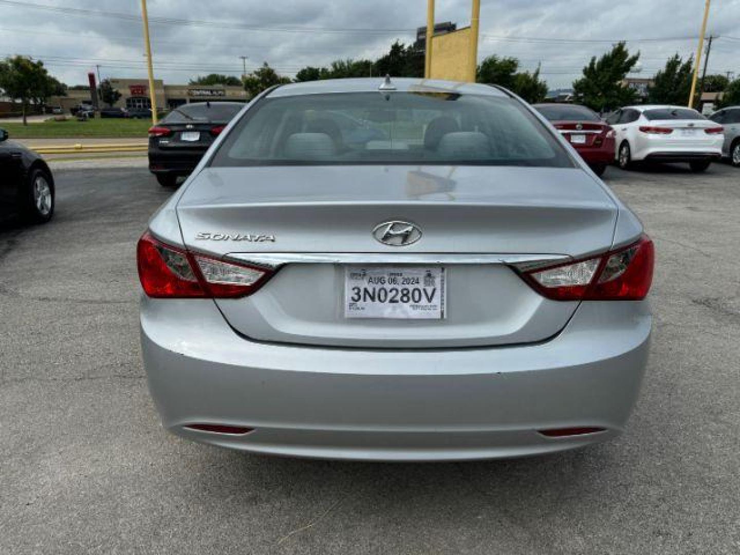 2013 SILVER Hyundai Sonata GLS (5NPEB4AC2DH) with an 2.4L L4 DOHC 16V engine, 6-Speed Automatic transmission, located at 2715 W Pioneer Pkwy, Arlington, TX, 76013, (817) 265-9009, 32.710262, -97.153236 - Photo#7