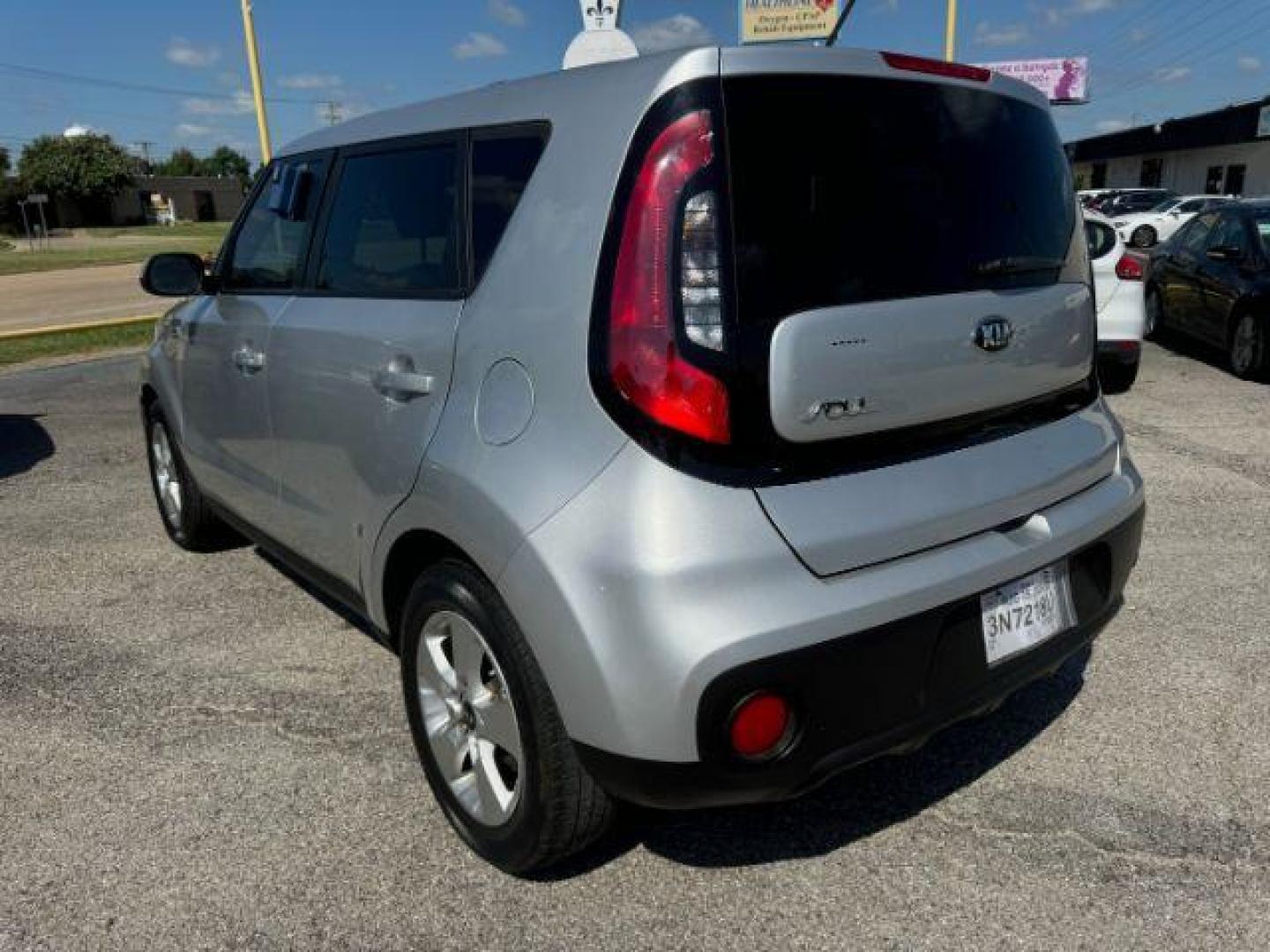 2018 SILVER Kia Soul Base 6A (KNDJN2A20J7) with an 1.6L L4 DOHC 16V engine, 6-Speed Automatic transmission, located at 2715 W Pioneer Pkwy, Arlington, TX, 76013, (817) 265-9009, 32.710262, -97.153236 - Photo#8