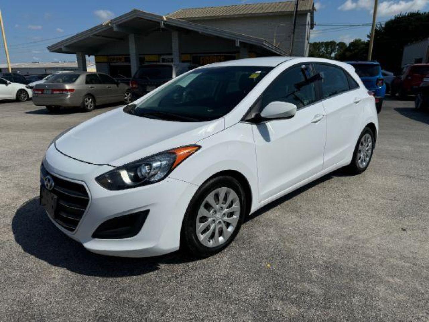 2017 WHITE Hyundai Elantra GT A/T (KMHD35LH8HU) with an 2.0L L4 16V DOHC engine, 6-Speed Automatic transmission, located at 2715 W Pioneer Pkwy, Arlington, TX, 76013, (817) 265-9009, 32.710262, -97.153236 - Photo#2