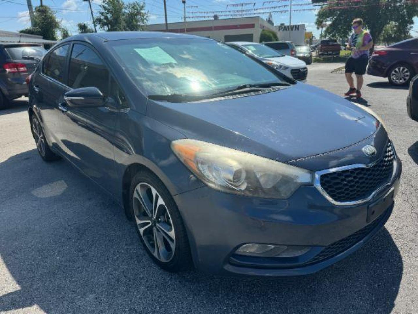 2015 GRAY Kia Forte EX (KNAFX4A83F5) with an 2.0L L4 DOHC 16V engine, 6-Speed Automatic transmission, located at 2715 W Pioneer Pkwy, Arlington, TX, 76013, (817) 265-9009, 32.710262, -97.153236 - Photo#5