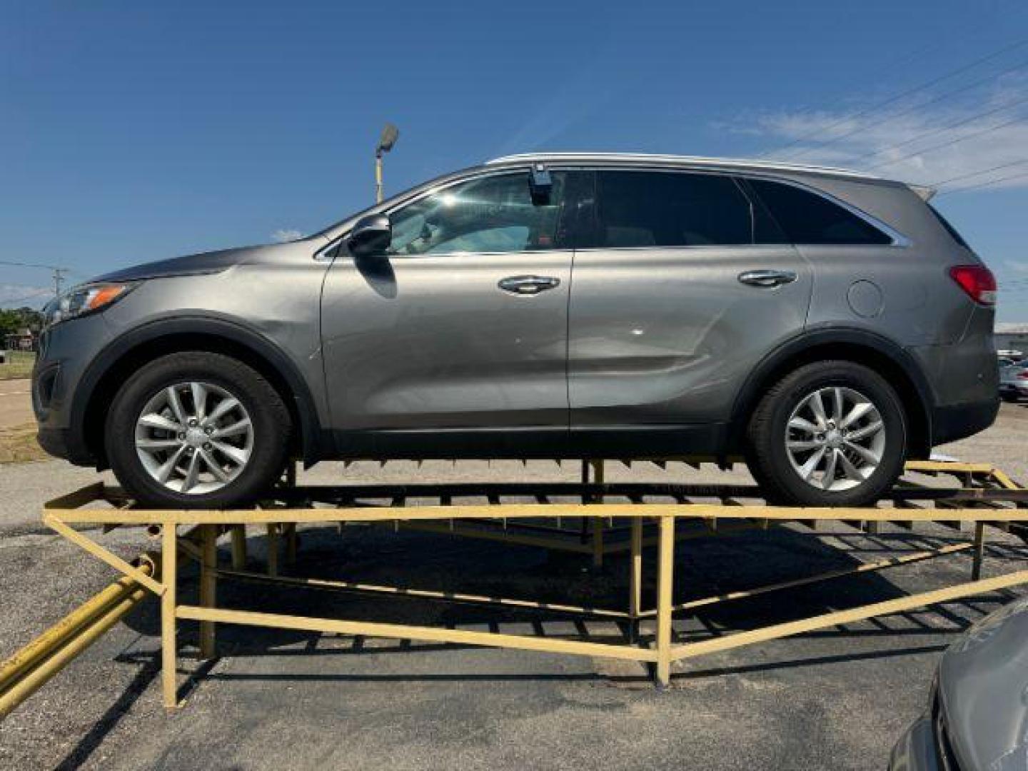 2016 GRAY Kia Sorento LX 2WD (5XYPG4A39GG) with an 2.4L L4 DOHC 16V engine, 6-Speed Automatic transmission, located at 2715 W Pioneer Pkwy, Arlington, TX, 76013, (817) 265-9009, 32.710262, -97.153236 - Photo#2