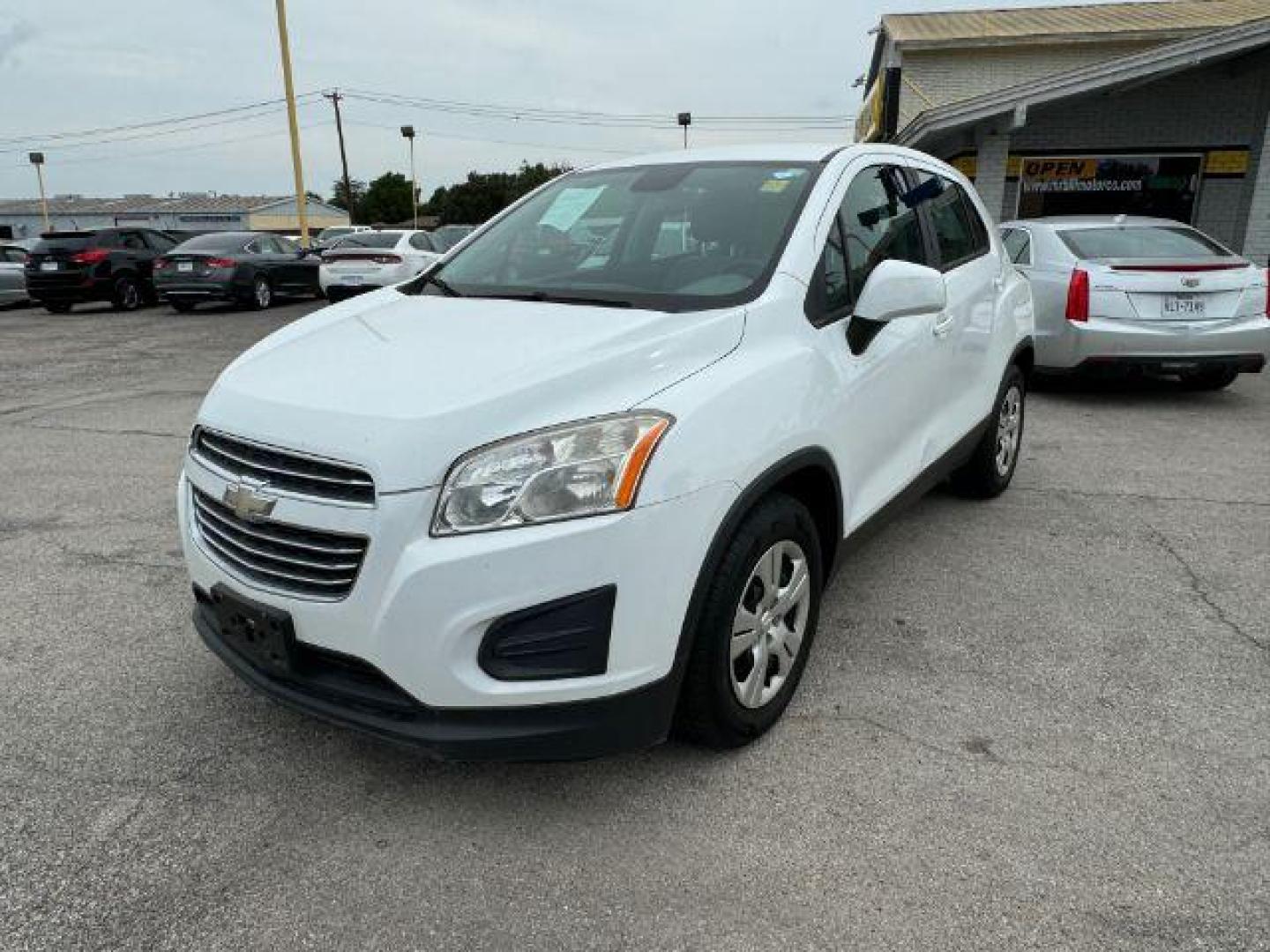 2015 WHITE Chevrolet Trax SPORT UTILITY 4-DR (KL7CJKSB6FB) with an 1.4L L4 DOHC 16V engine, 6-Speed Automatic transmission, located at 2715 W Pioneer Pkwy, Arlington, TX, 76013, (817) 265-9009, 32.710262, -97.153236 - Photo#2