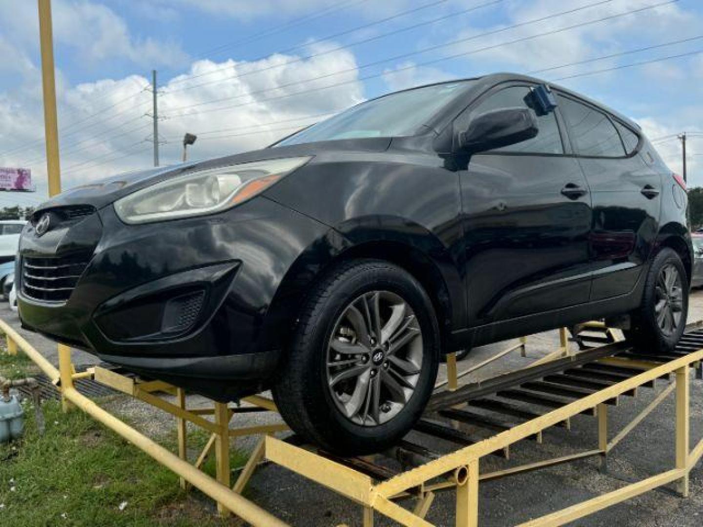 2015 BLACK Hyundai Tucson GLS FWD (KM8JT3AF4FU) with an 2.0L L4 DOHC 16V engine, 6-Speed Automatic transmission, located at 2715 W Pioneer Pkwy, Arlington, TX, 76013, (817) 265-9009, 32.710262, -97.153236 - Photo#2