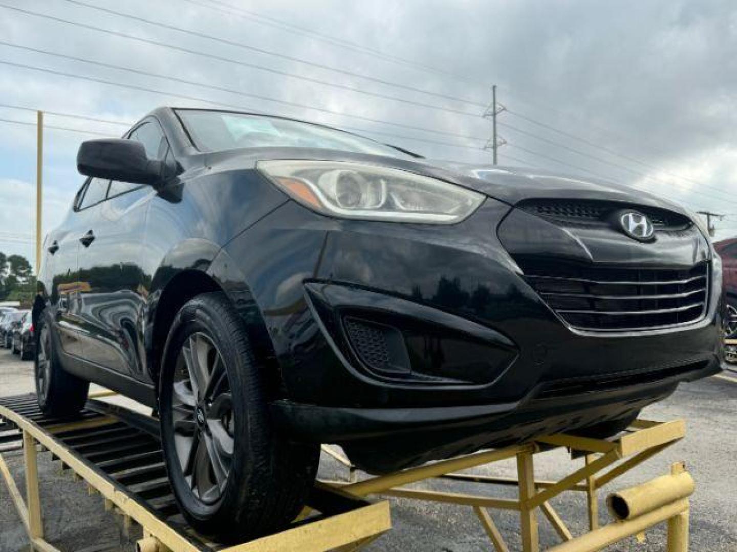 2015 BLACK Hyundai Tucson GLS FWD (KM8JT3AF4FU) with an 2.0L L4 DOHC 16V engine, 6-Speed Automatic transmission, located at 2715 W Pioneer Pkwy, Arlington, TX, 76013, (817) 265-9009, 32.710262, -97.153236 - Photo#4