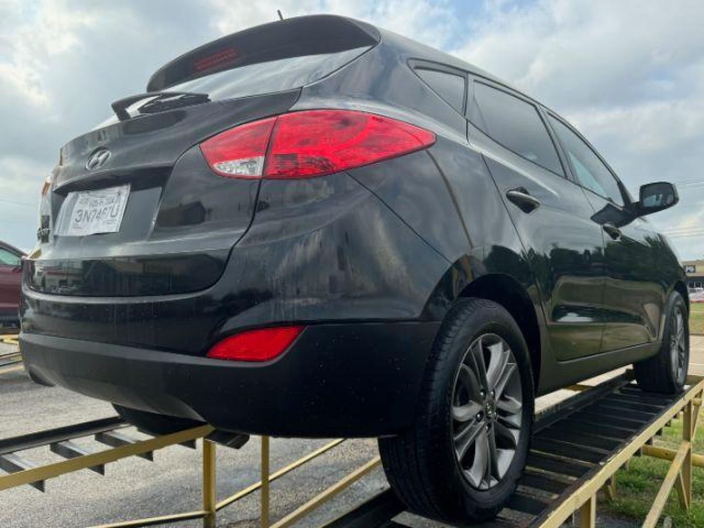 2015 BLACK Hyundai Tucson GLS FWD (KM8JT3AF4FU) with an 2.0L L4 DOHC 16V engine, 6-Speed Automatic transmission, located at 2715 W Pioneer Pkwy, Arlington, TX, 76013, (817) 265-9009, 32.710262, -97.153236 - Photo#5